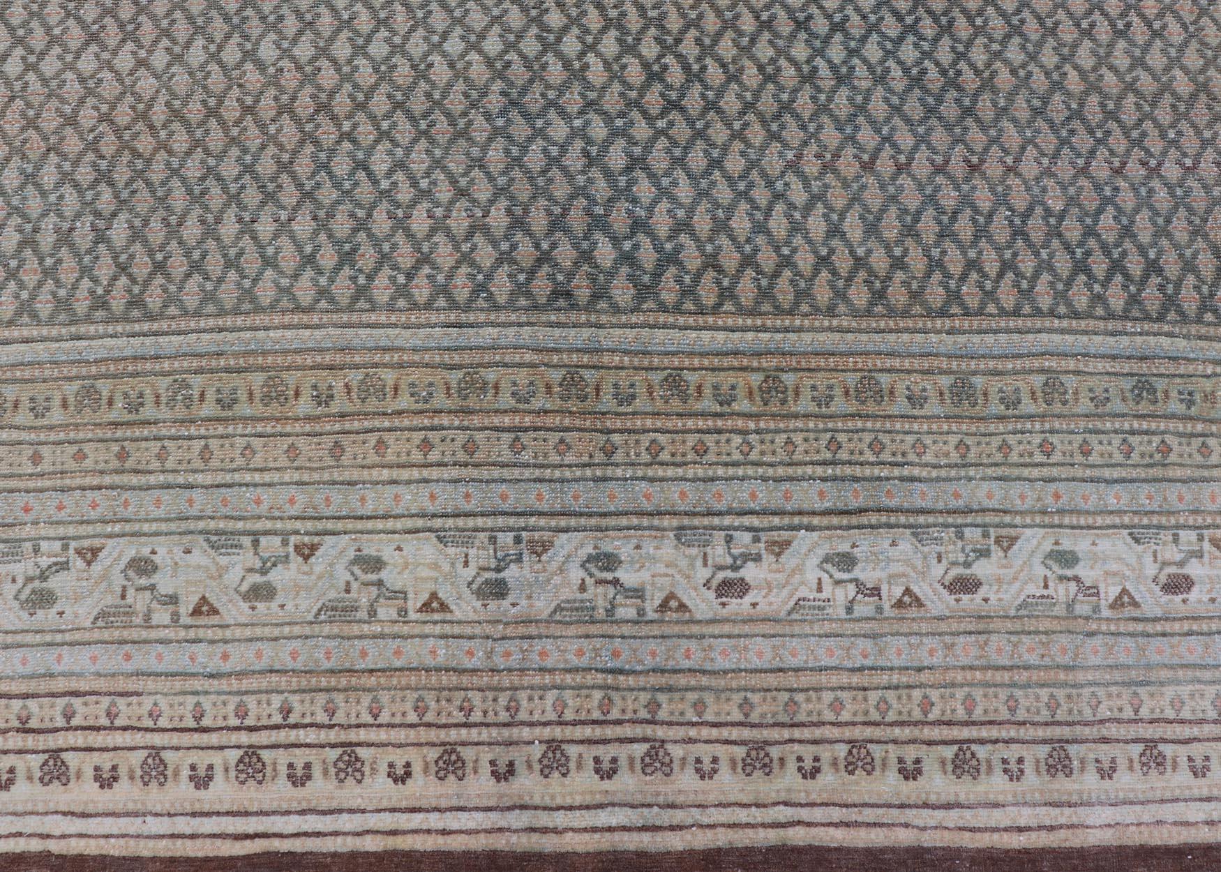 Tapis persan ancien noué à la main de Tabriz avec un design sur toute sa surface dans des tons sourds en vente 10