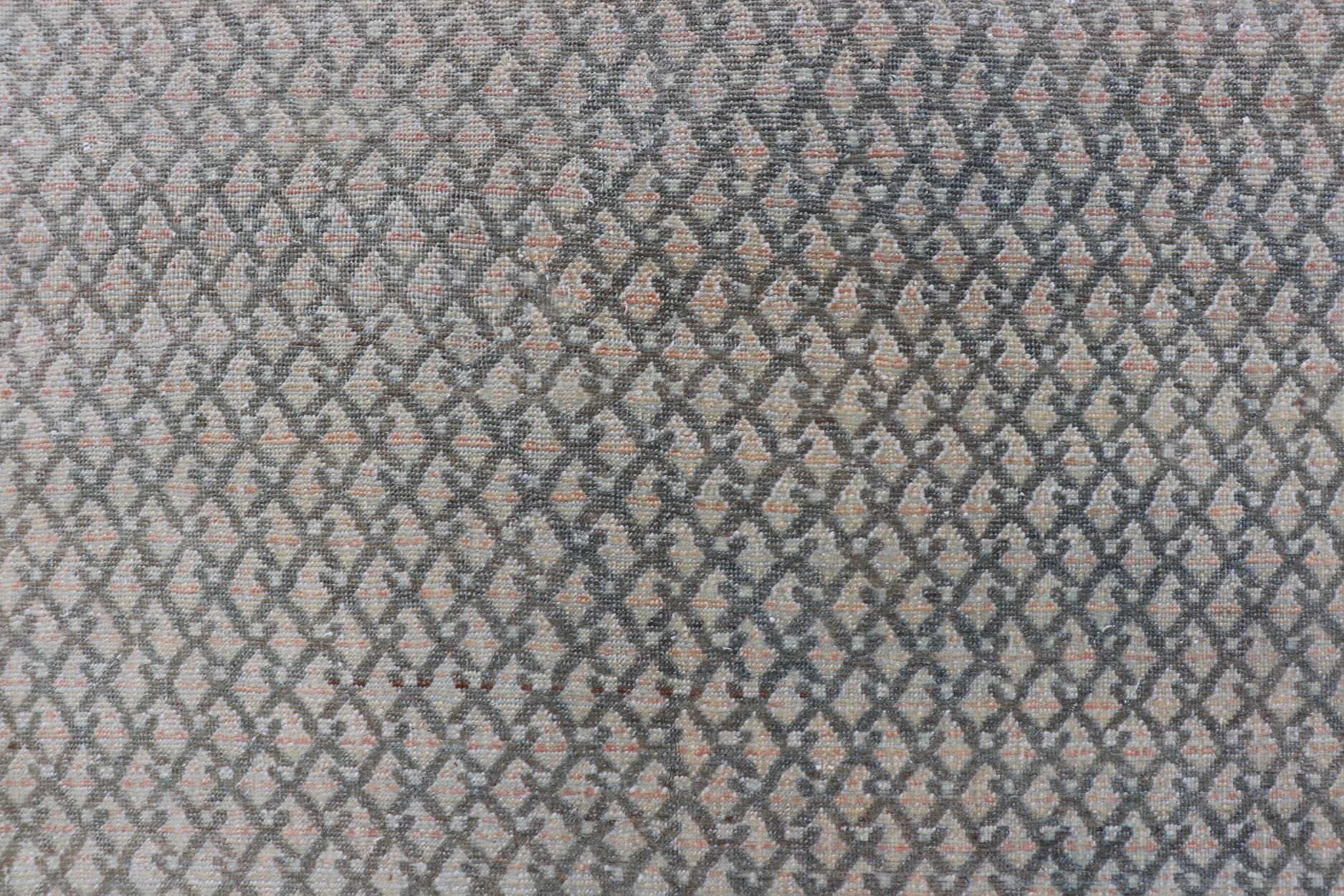 Laine Tapis persan ancien noué à la main de Tabriz avec un design sur toute sa surface dans des tons sourds en vente