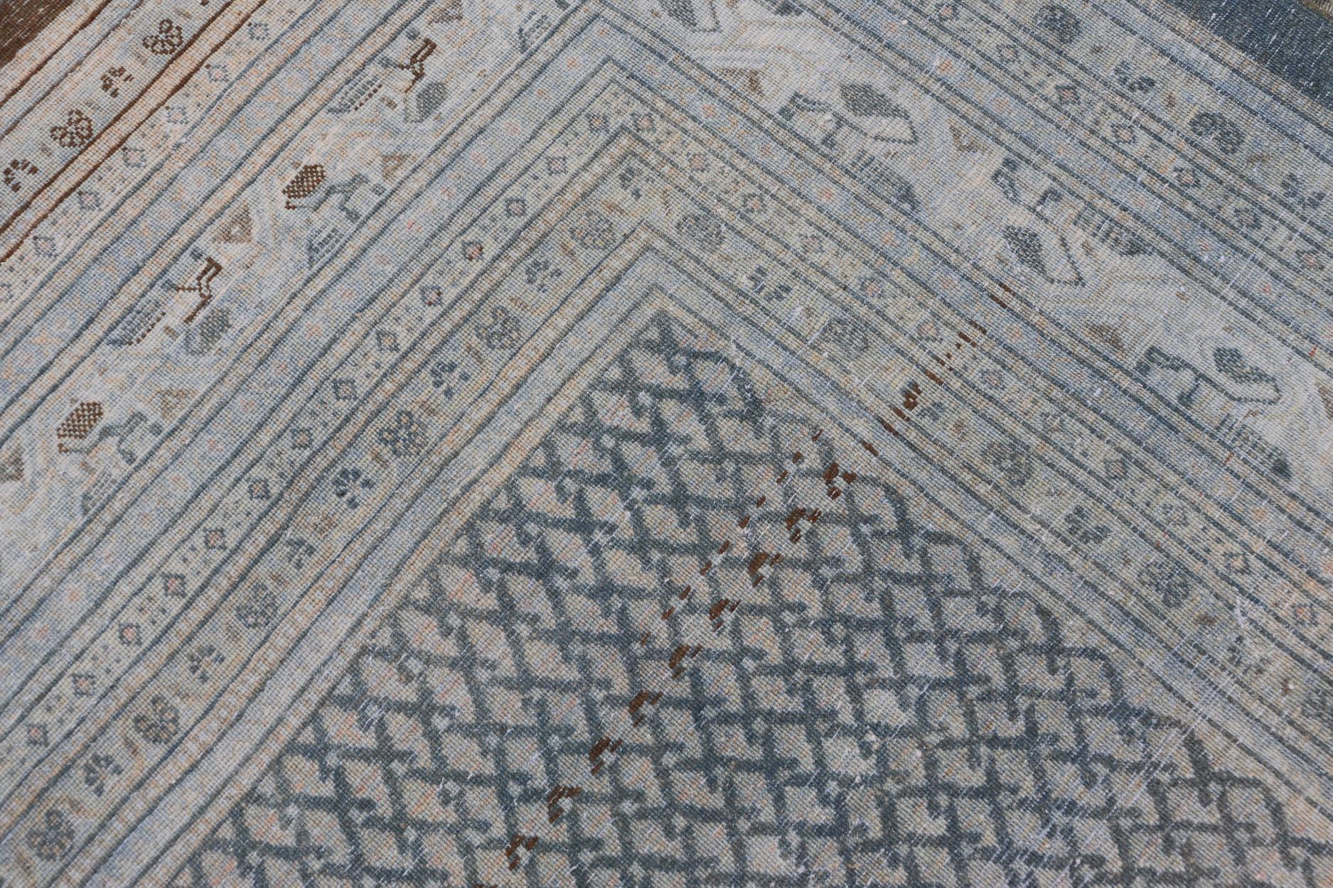 Tapis persan ancien noué à la main de Tabriz avec un design sur toute sa surface dans des tons sourds en vente 1