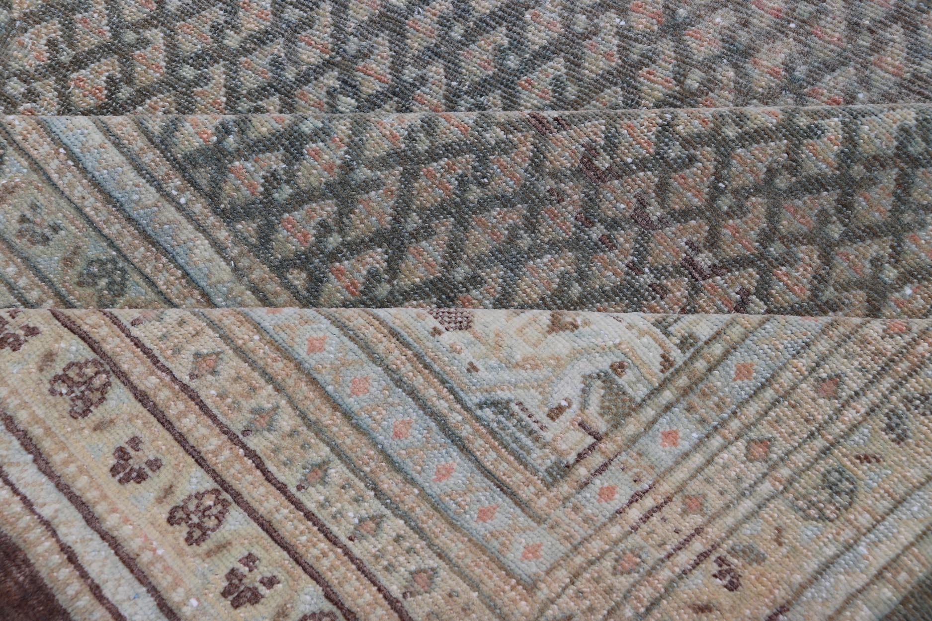 Tapis persan ancien noué à la main de Tabriz avec un design sur toute sa surface dans des tons sourds en vente 2