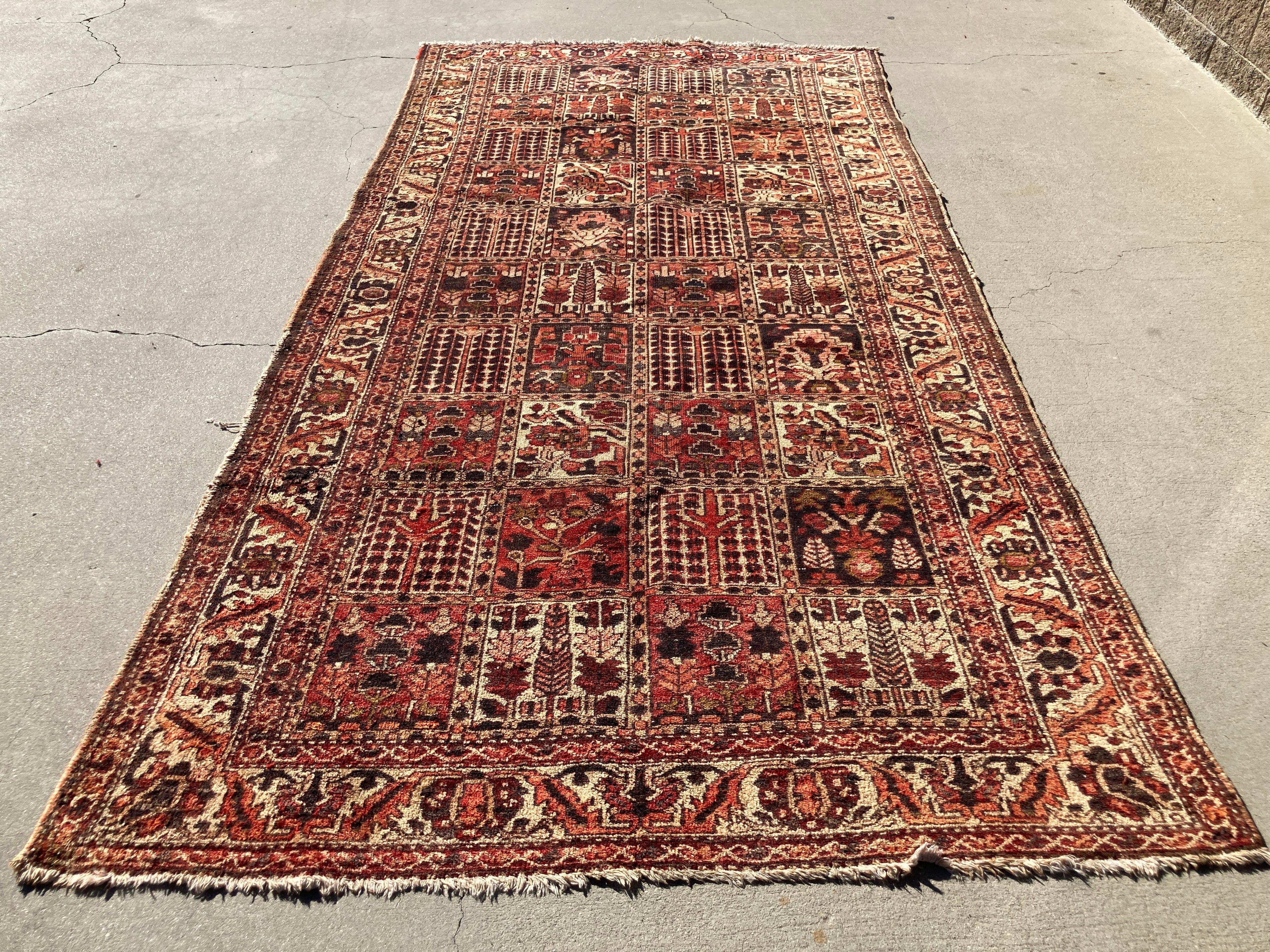 Antiker handgeknüpfter Teppich aus der Osttürkei,
um 1940.
Größe: 3 ft 9 in x 6 ft 5 in.
Traditionelles türkisches Design und Herdfarben in Rosa, Rost, Grau und Beige.
Flachflorteppich mit geometrischen Mustern.