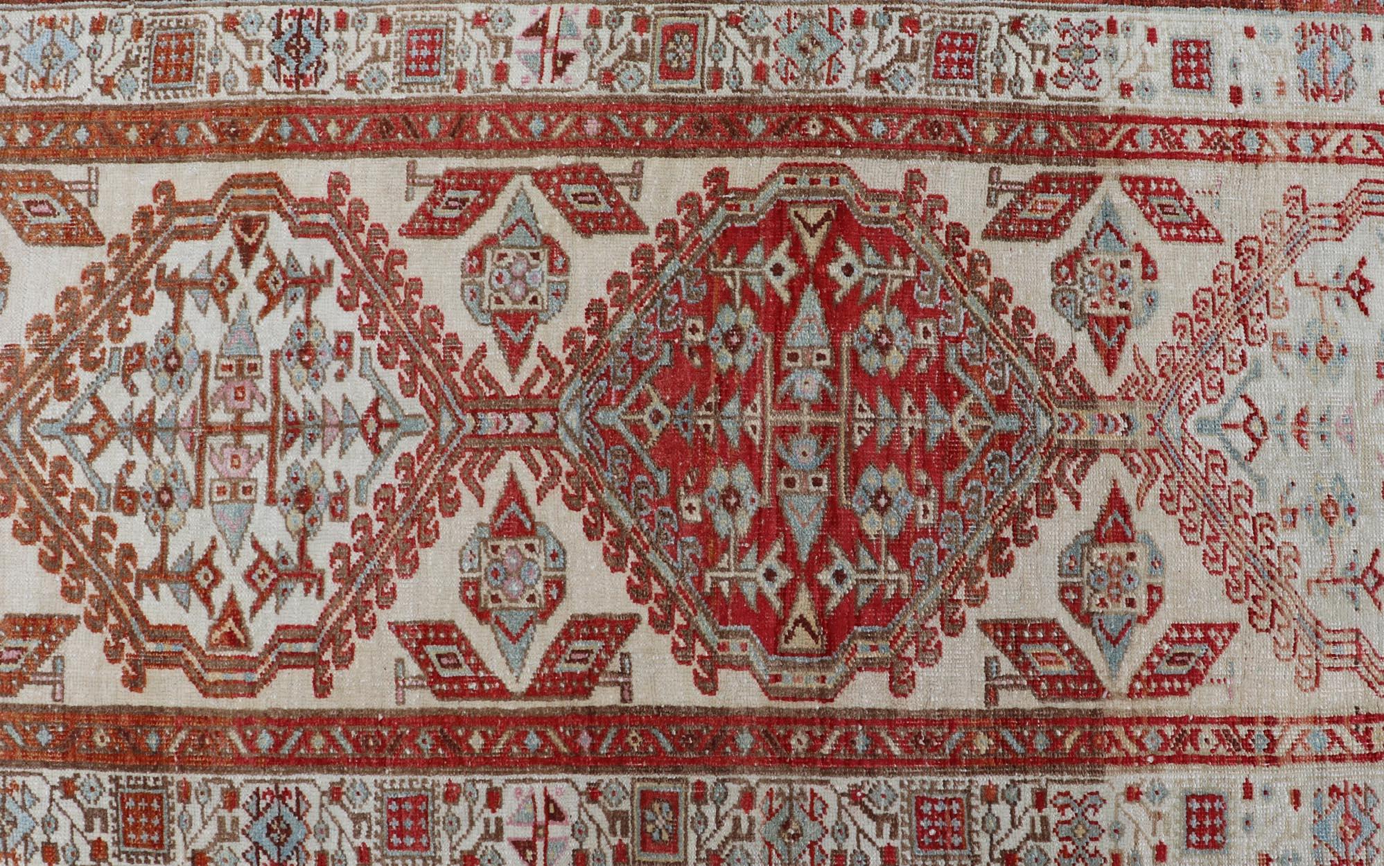 Tapis de couloir Sarab ancien noué à la main au design sous-géométrique rouge, bleu et ivoire en vente 3