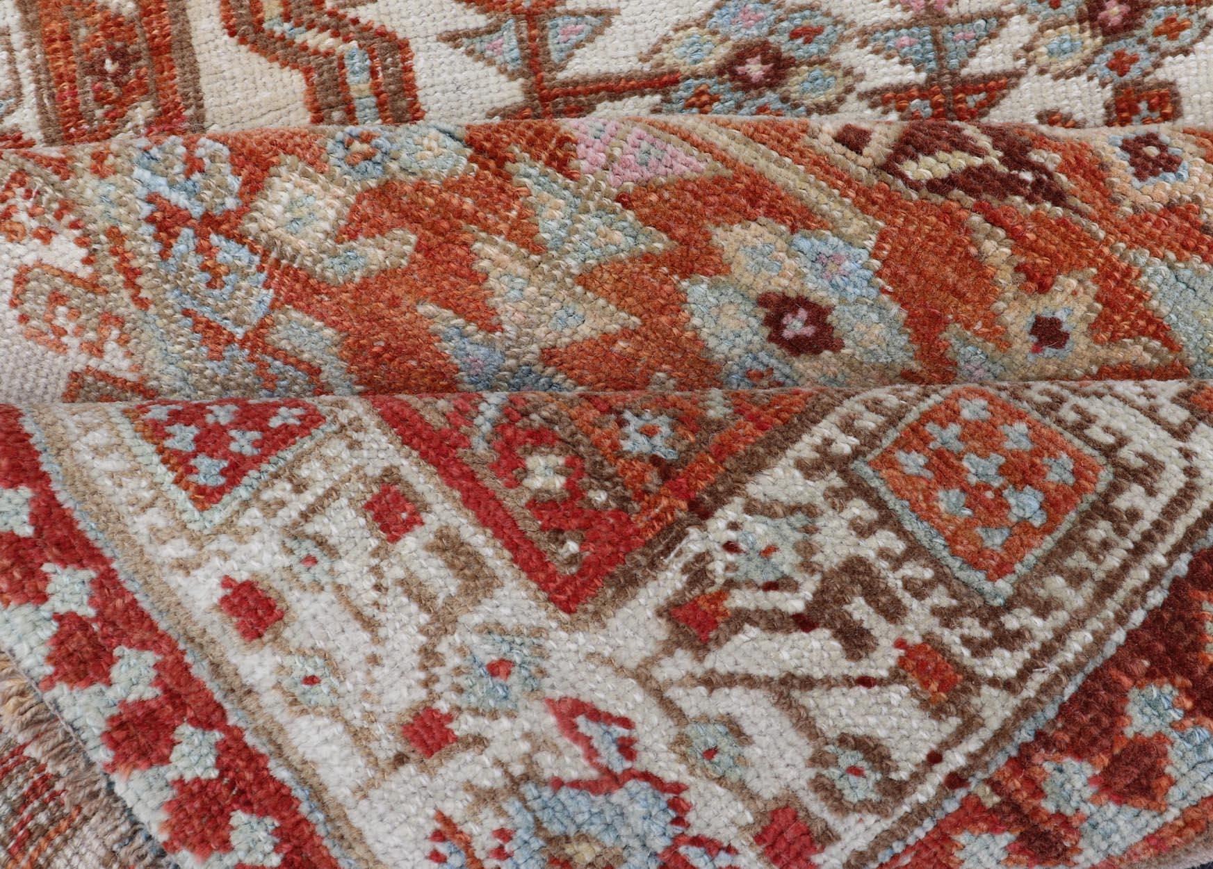 Tapis de couloir Sarab ancien noué à la main au design sous-géométrique rouge, bleu et ivoire en vente 4