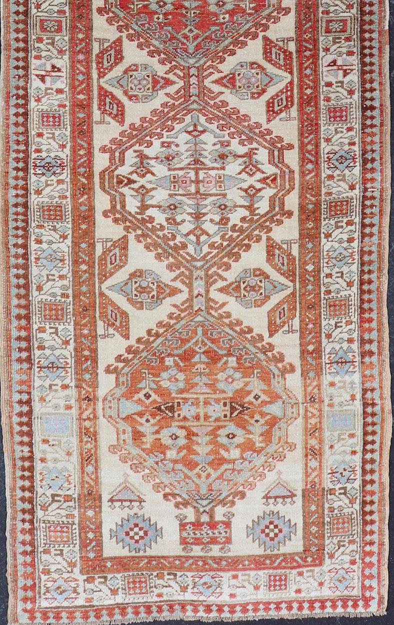 Tribal Tapis de couloir Sarab ancien noué à la main au design sous-géométrique rouge, bleu et ivoire en vente