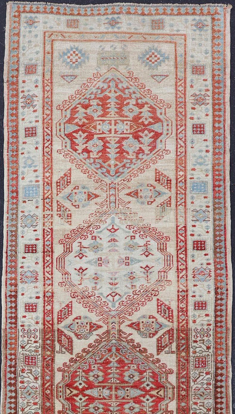 Perse Tapis de couloir Sarab ancien noué à la main au design sous-géométrique rouge, bleu et ivoire en vente