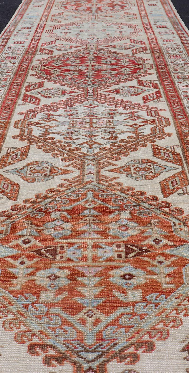 Tapis de couloir Sarab ancien noué à la main au design sous-géométrique rouge, bleu et ivoire Bon état - En vente à Atlanta, GA