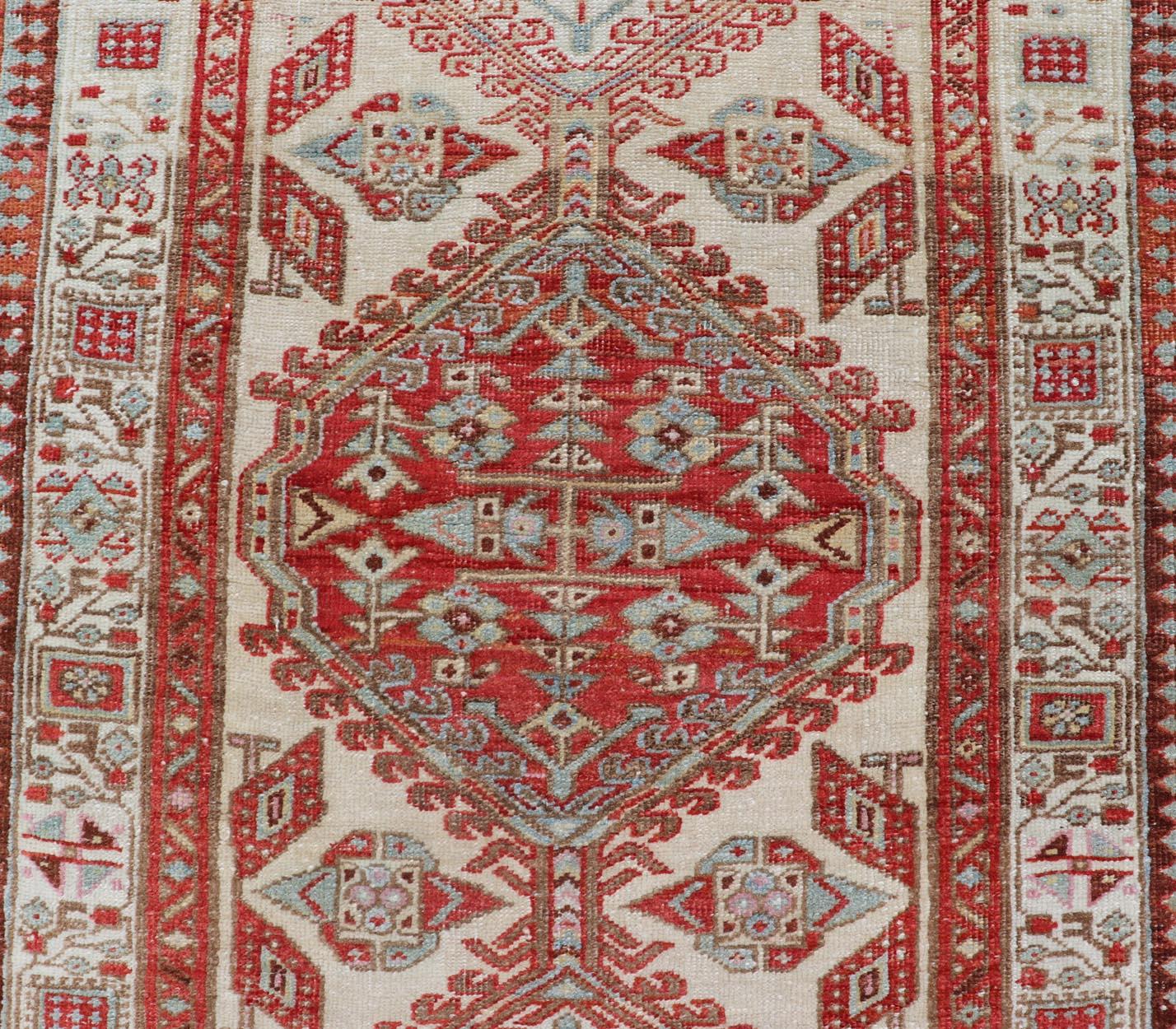 20ième siècle Tapis de couloir Sarab ancien noué à la main au design sous-géométrique rouge, bleu et ivoire en vente