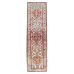 Tapis de couloir Sarab ancien noué à la main au design sous-géométrique rouge, bleu et ivoire