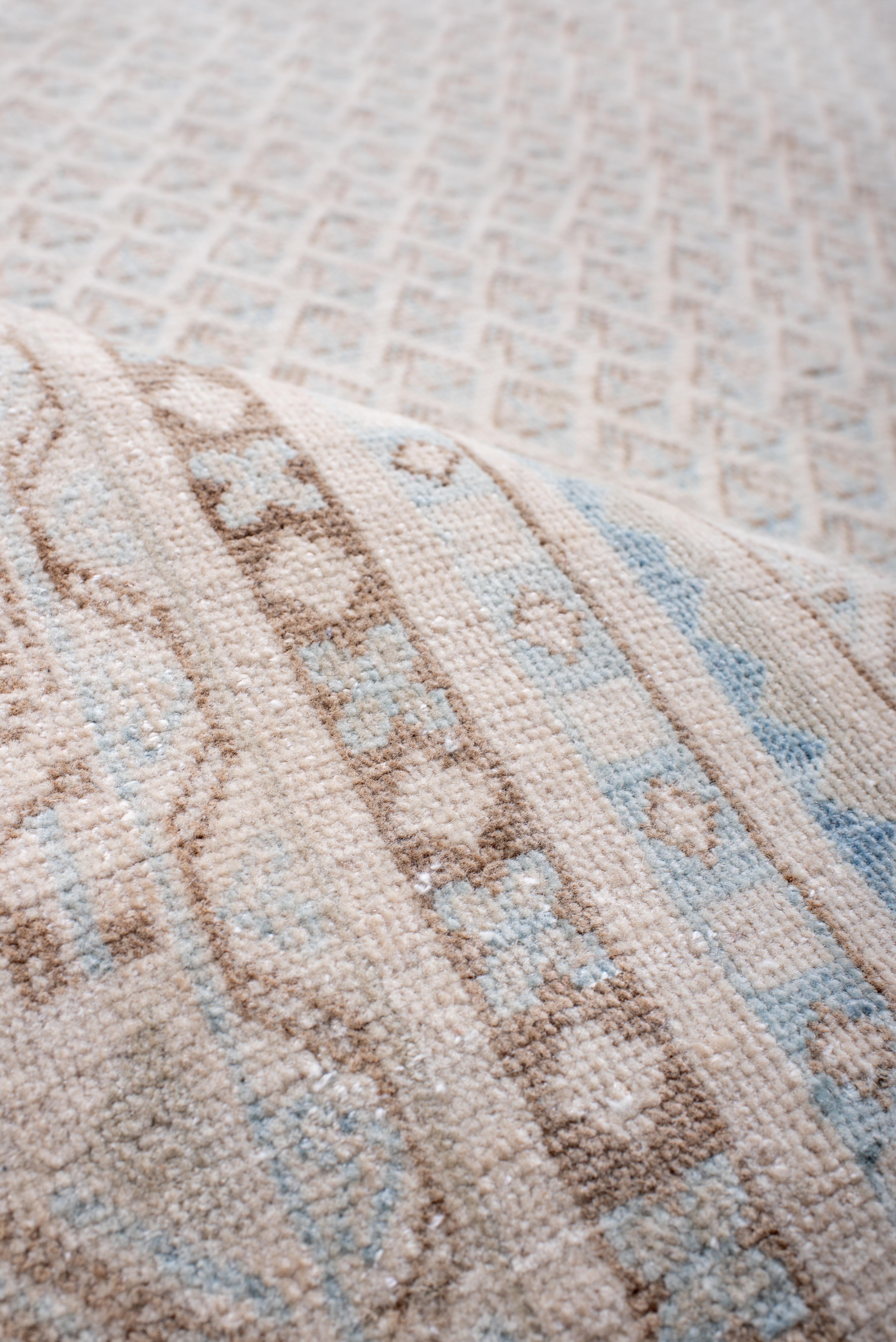 Antique Hand-Knotted Saraband Rug – Subtle Geometric Elegance In Good Condition For Sale In New York, NY