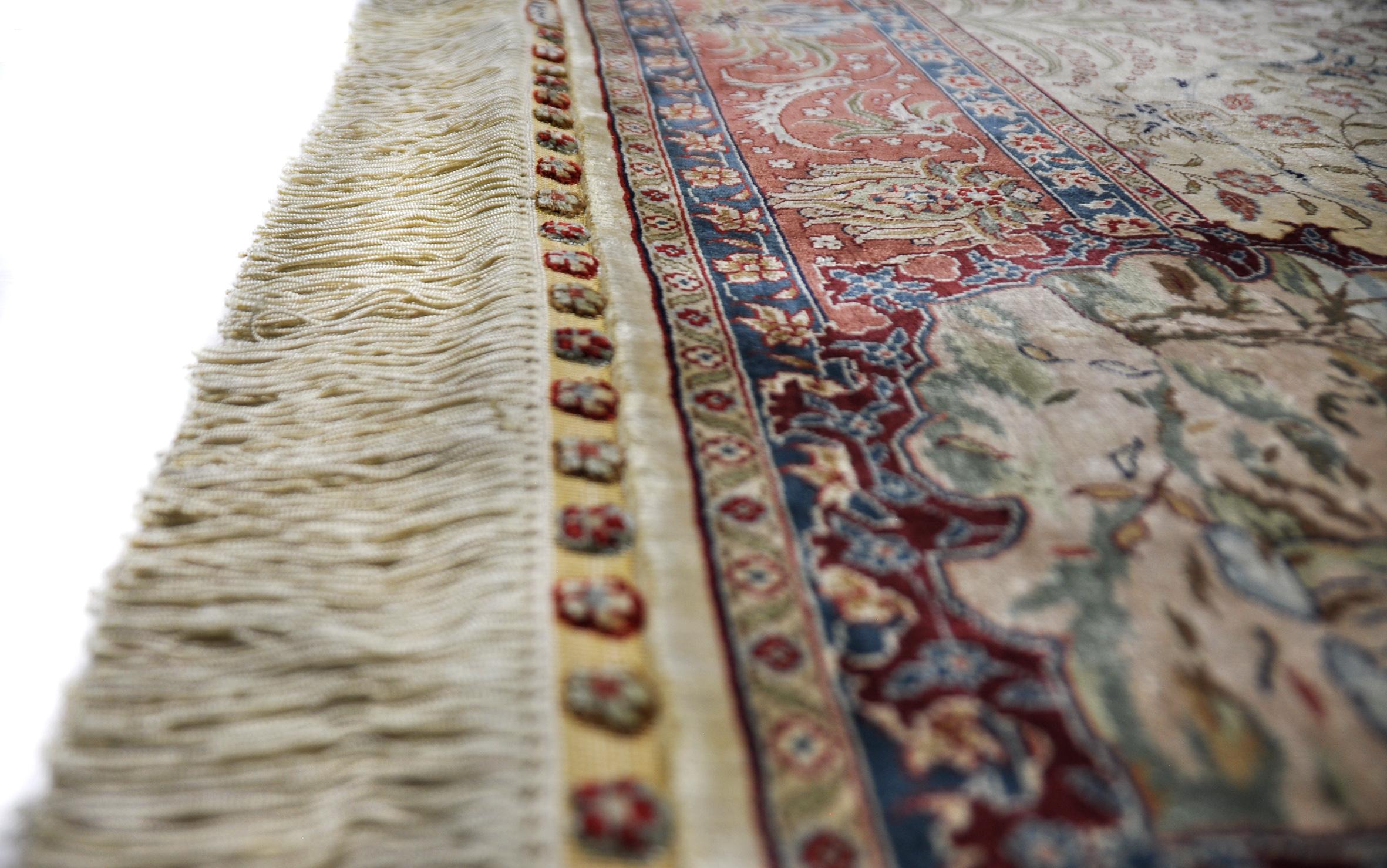 Antiker handgeknüpfter Seidenteppich in Beige und Rot - Teppich - Teppich mit Blumen (Türkisch) im Angebot