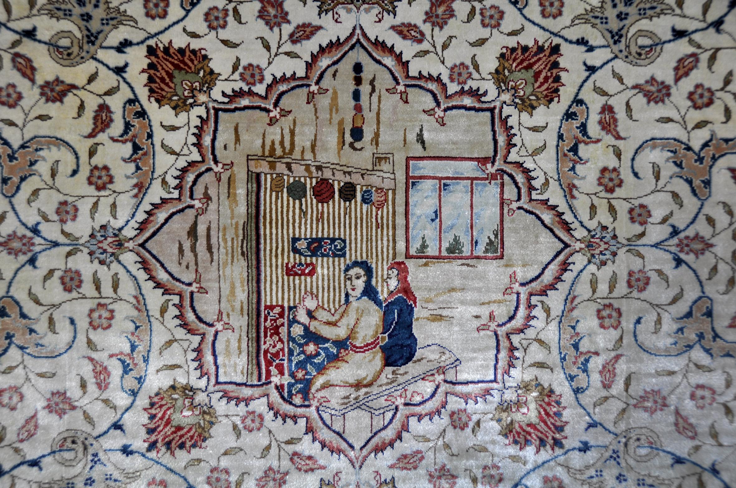 Antiker handgeknüpfter Seidenteppich in Beige und Rot - Teppich - Teppich mit Blumen im Zustand „Gut“ im Angebot in Tilburg, Brabant
