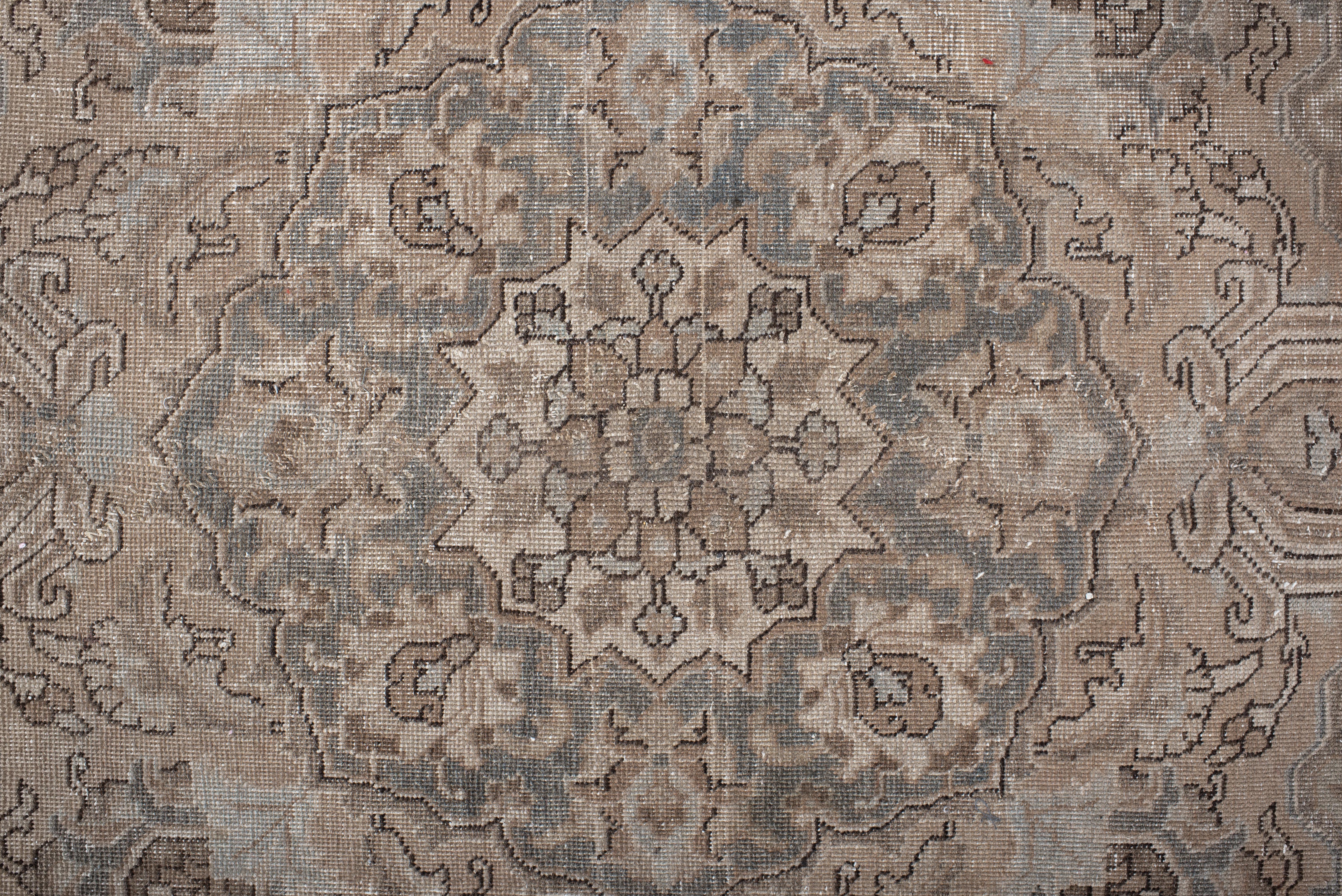 Antiker handgeknüpfter Tabriz-Teppich - Persisches Medaillon-Design im Angebot 1