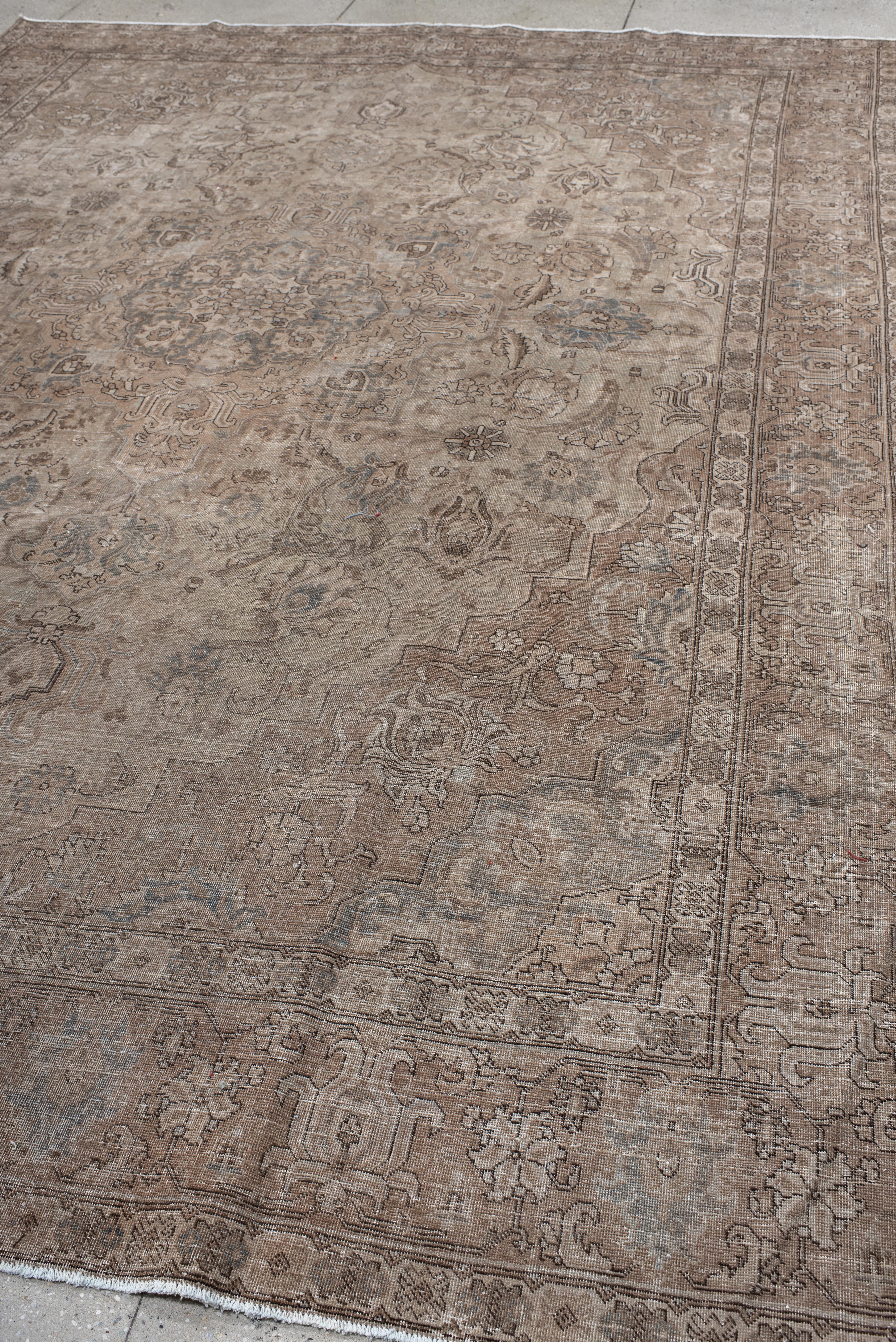 Antiker handgeknüpfter Tabriz-Teppich - Persisches Medaillon-Design im Angebot 2