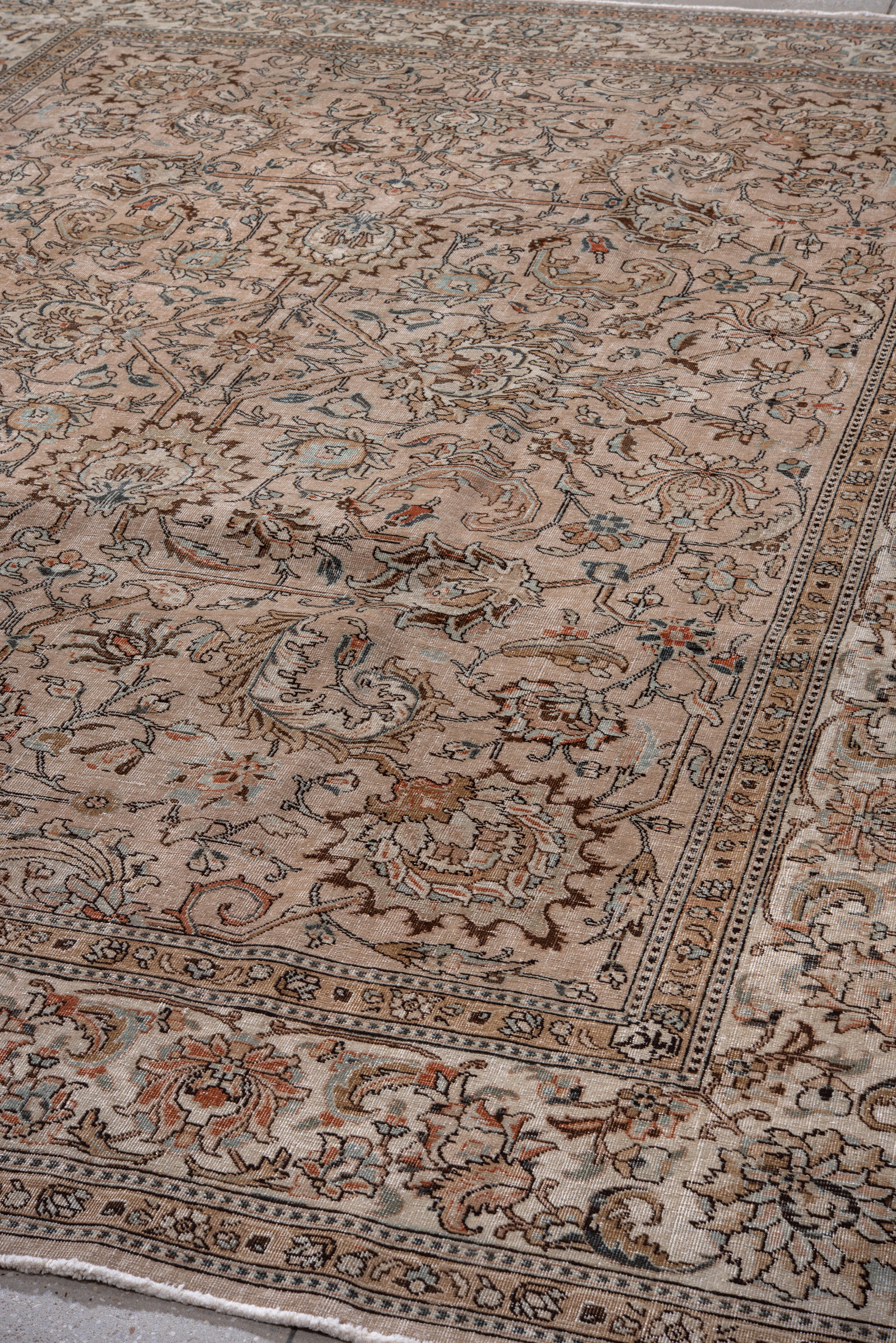 Antiker handgeknüpfter Tabriz-Teppich - Raffiniertes persisches Blumenmuster im Angebot 1