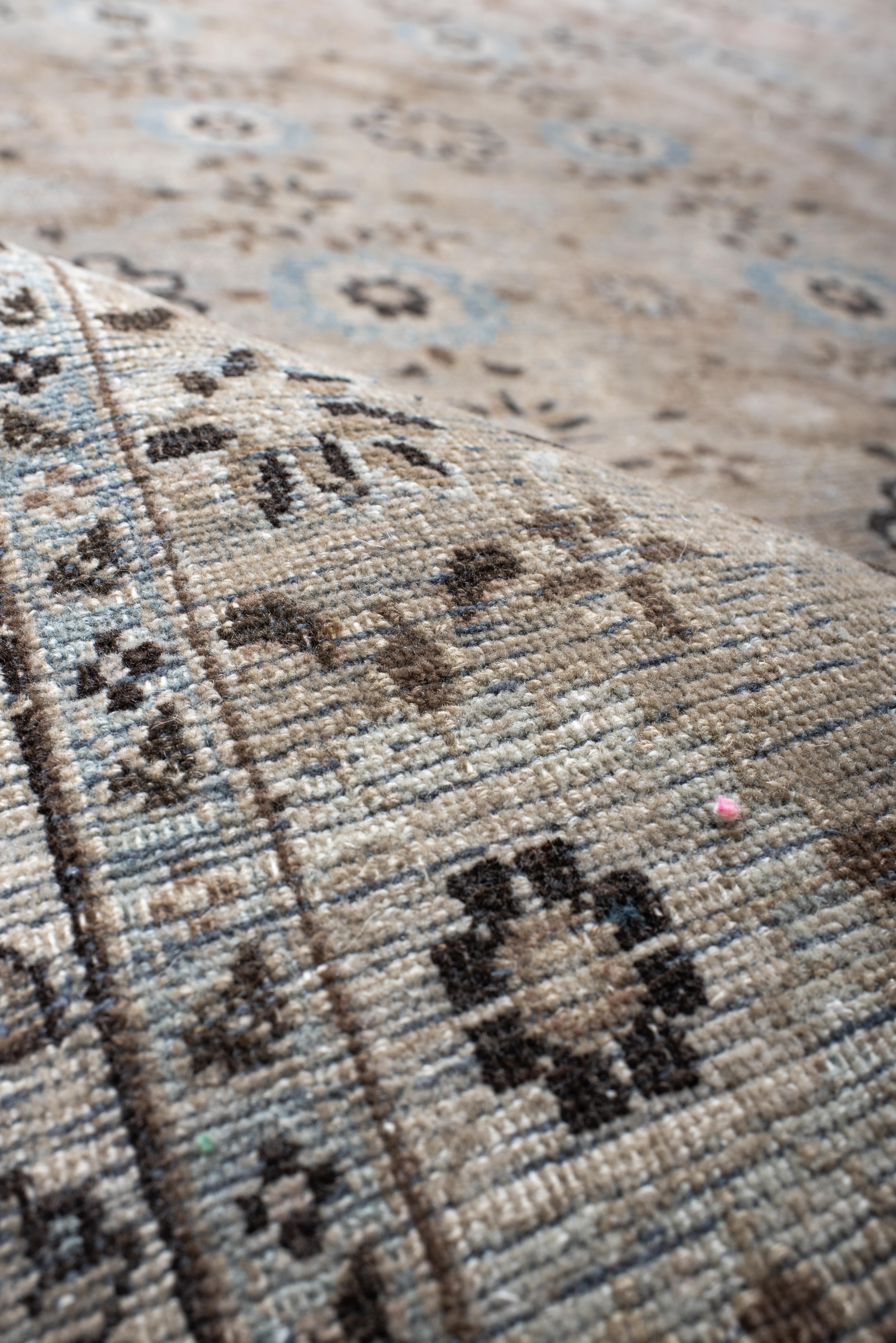 Alfombra Varamin Antigua Anudada a Mano - Diseño Persa de Rejilla Floral en Bueno estado para la venta en New York, NY