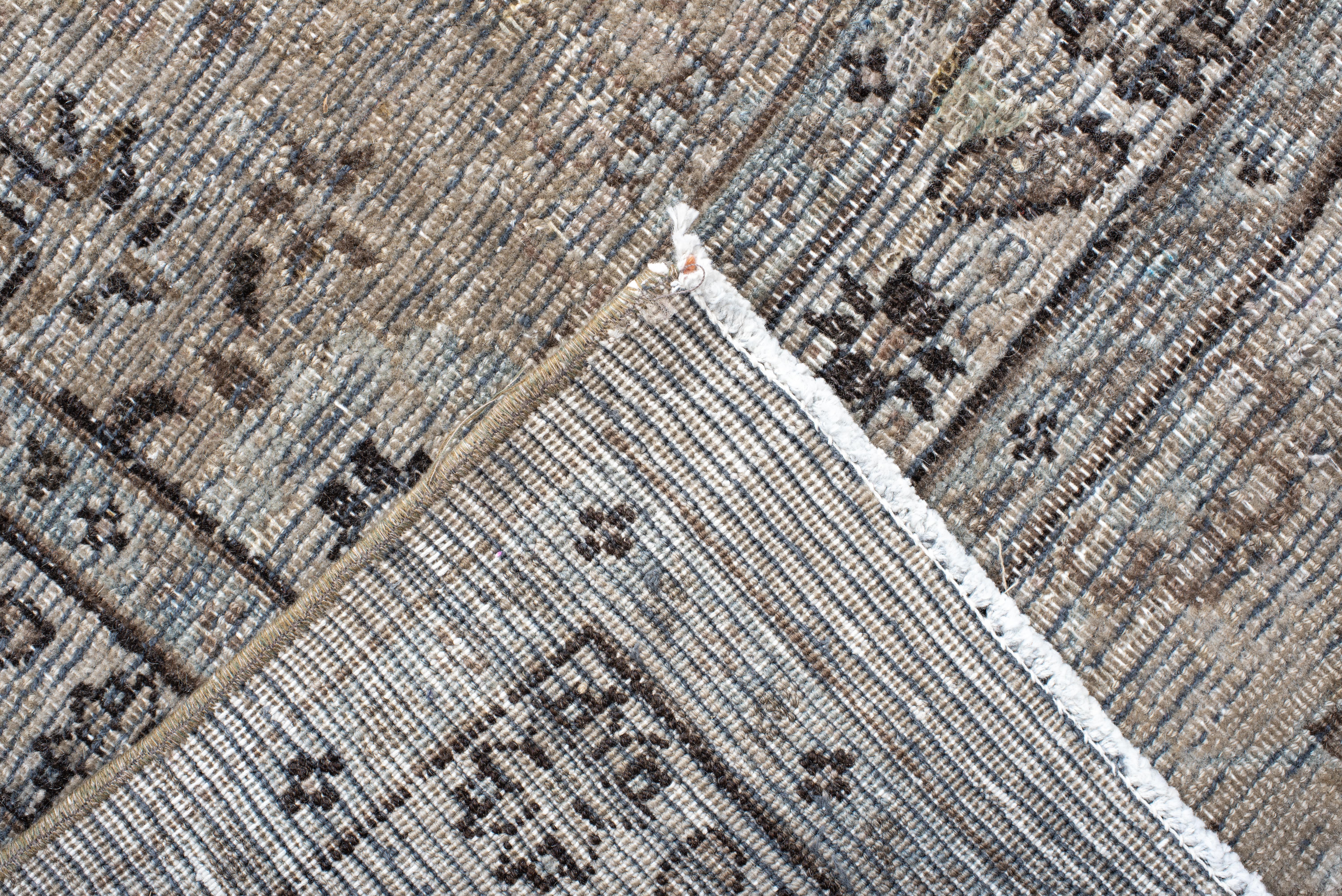 Alfombra Varamin Antigua Anudada a Mano - Diseño Persa de Rejilla Floral siglo XX en venta