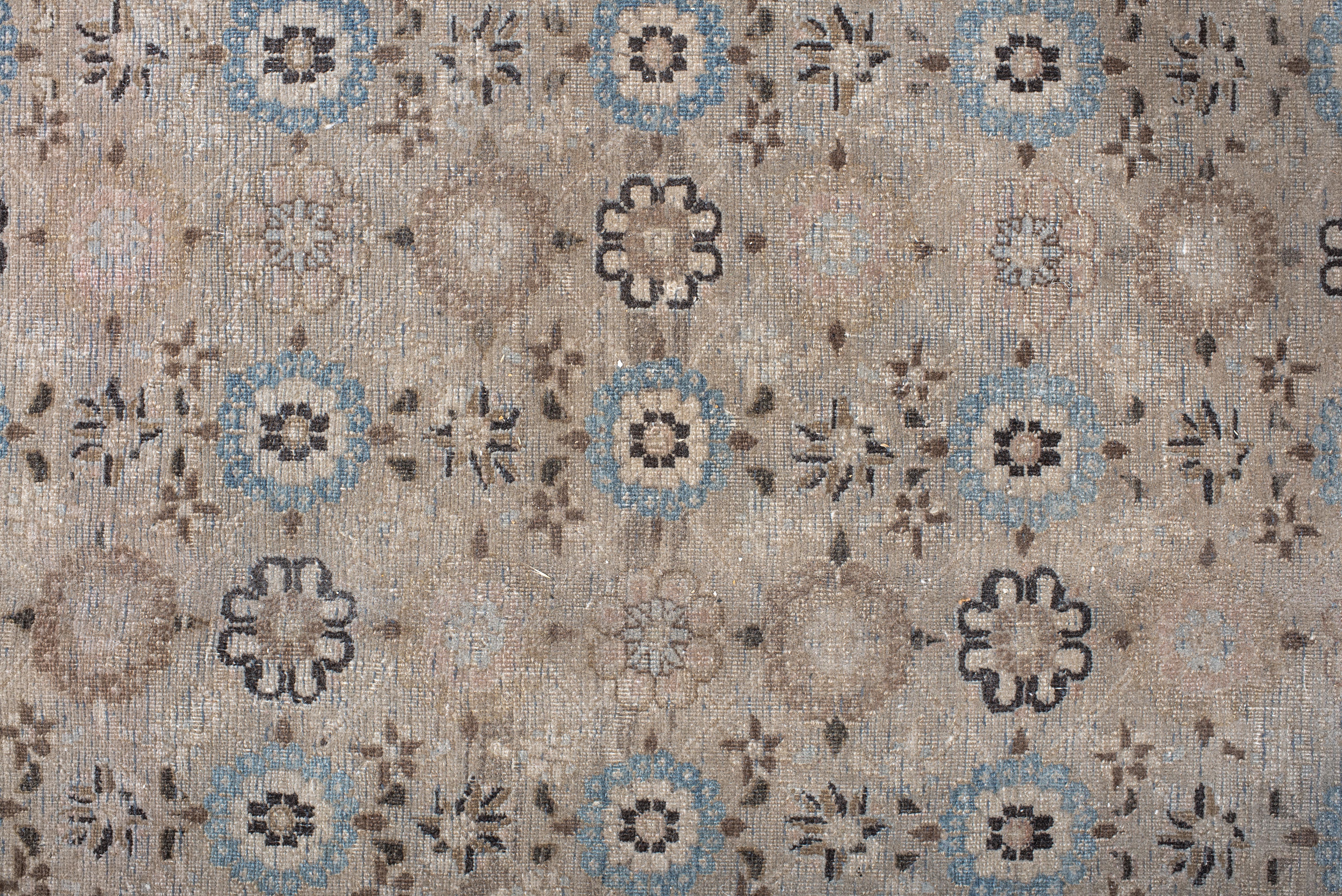 Alfombra Varamin Antigua Anudada a Mano - Diseño Persa de Rejilla Floral en venta 1