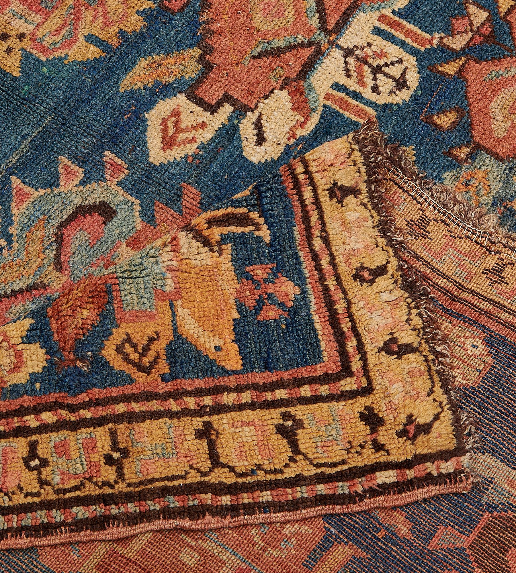 Antiker handgeknüpfter Wollteppich mit Blumenmuster aus Karabagh (Wolle) im Angebot