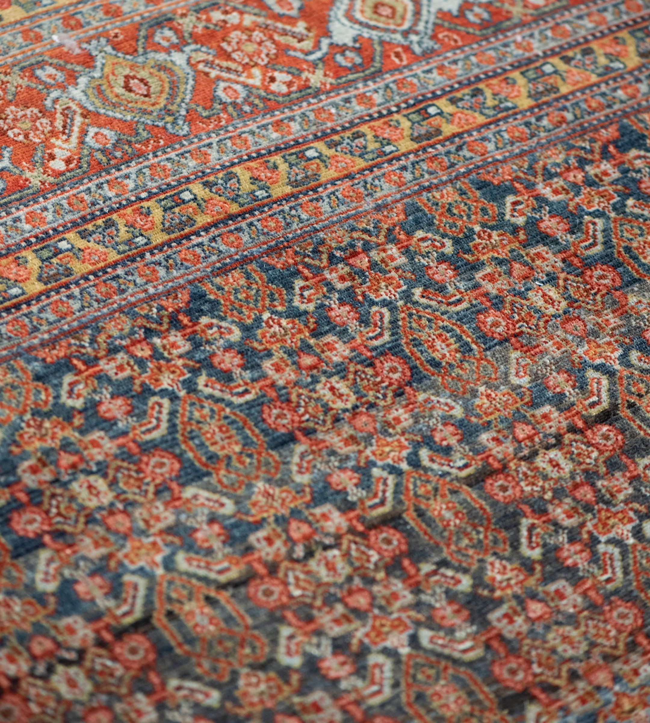 Ancien tapis persan Seneh noué à la main, peint en Herati Bon état - En vente à West Hollywood, CA