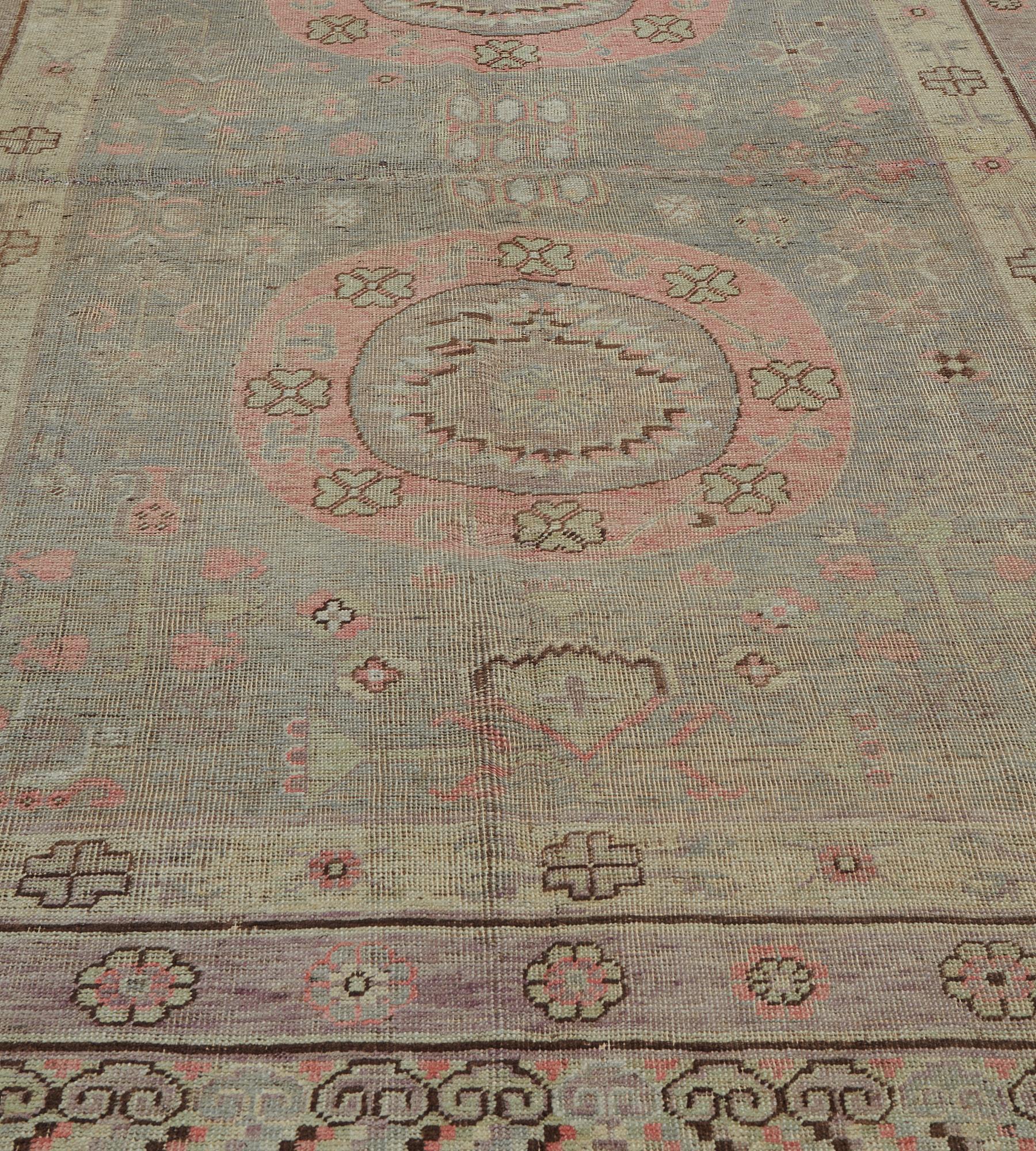 Antiker Khotan-Teppich aus handgeknüpfter Wolle  (Handgeknüpft) im Angebot