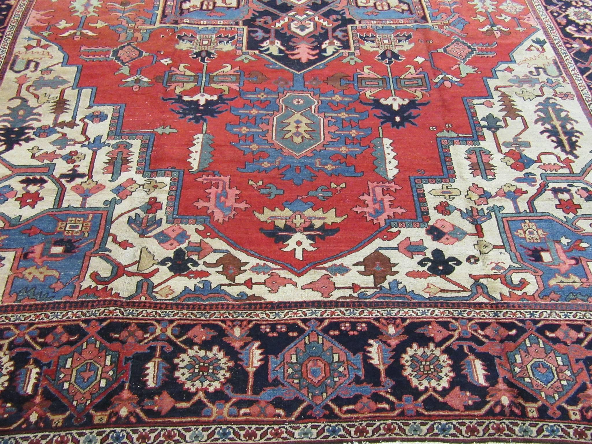 Antique Hand-Knotted Wool Persian Serapi Rug In Excellent Condition For Sale In Atlanta, GA