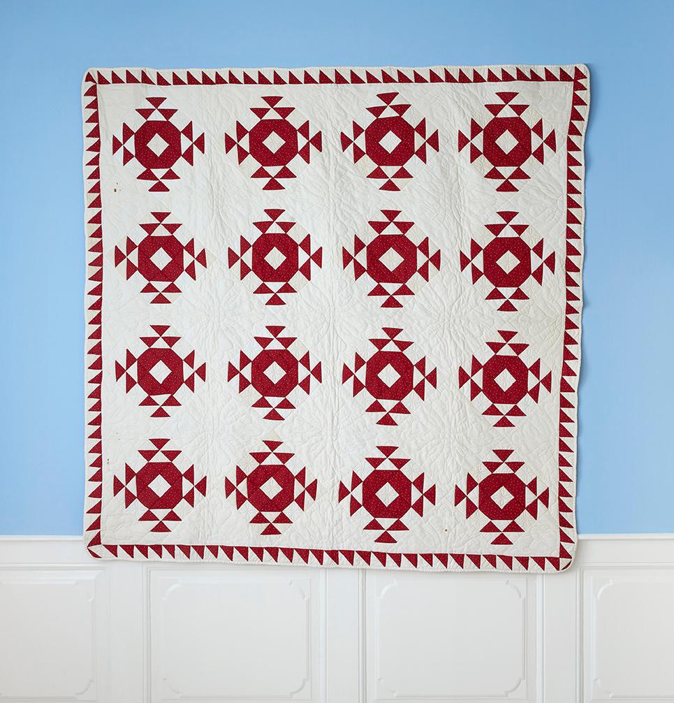 USA, 1880s

Red and white ‘Rolling Stone – Nest & Fledgling’ antique quilt.

Measures: H 198 x W 190 cm.