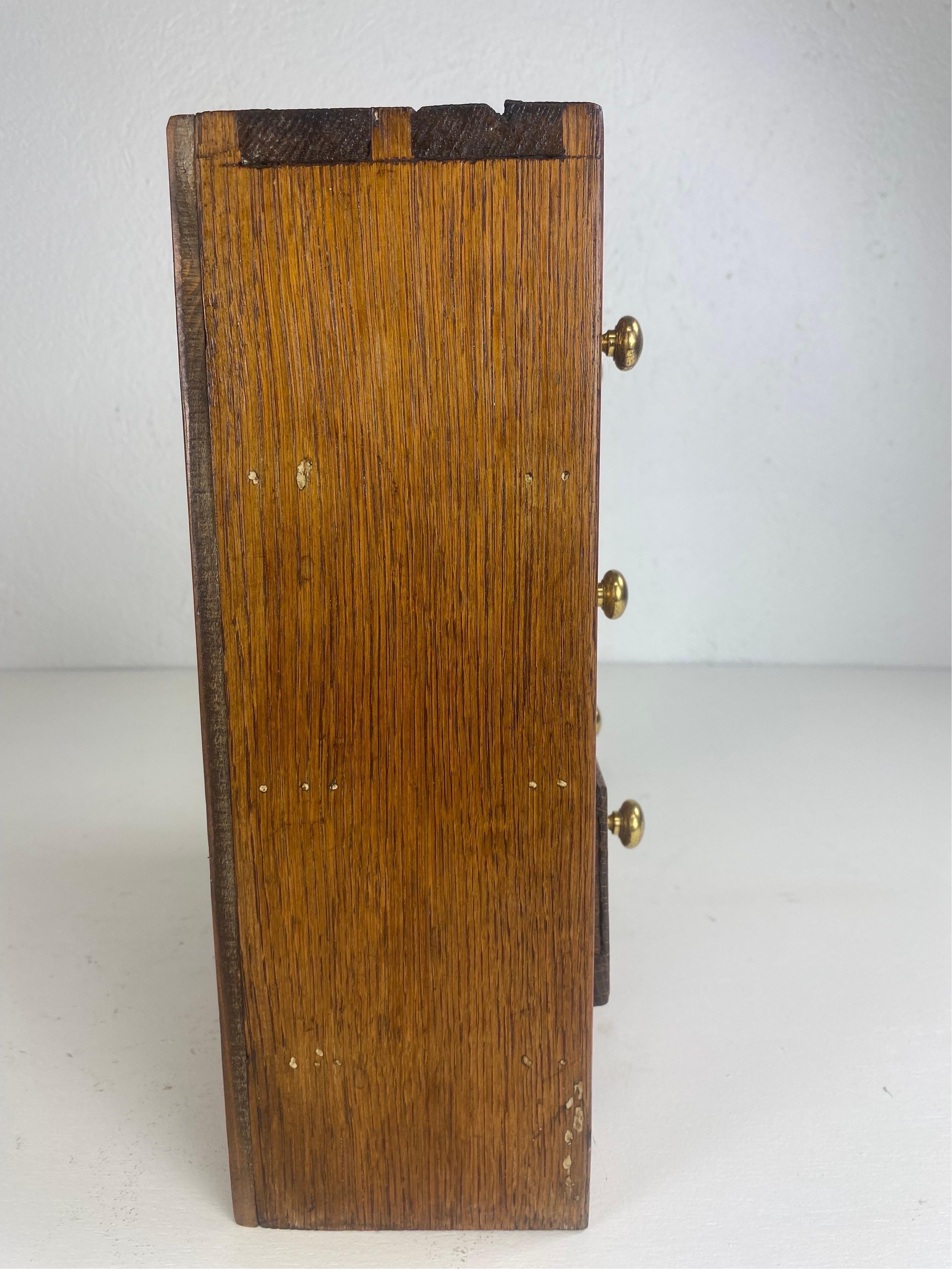 Antike handgemachte rustikale Miniatur-Kommode. (Frühes 20. Jahrhundert) im Angebot