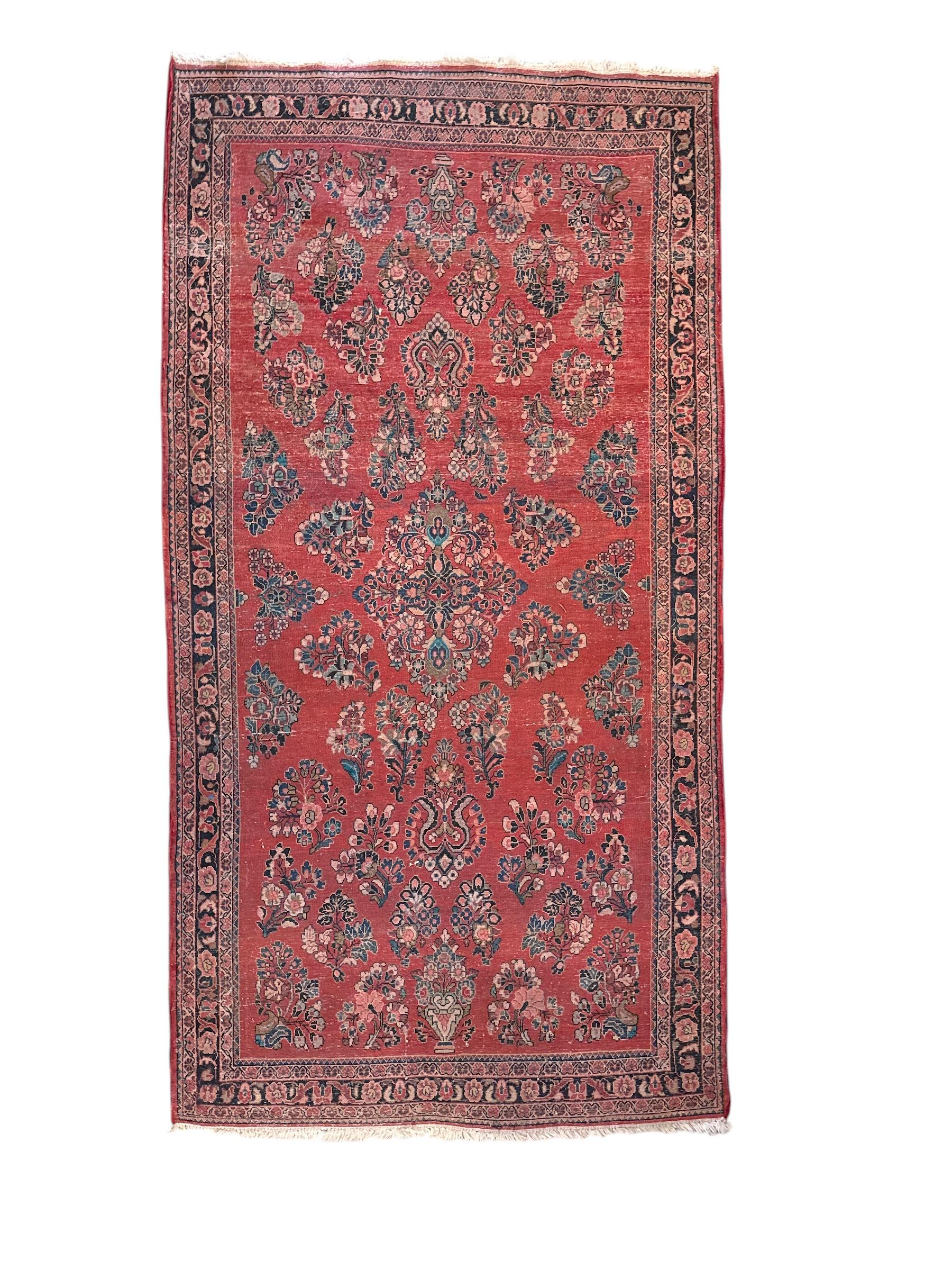 Antiker handgefertigter Sarouk-Perserteppich: Ein Meisterwerk der zeitlosen Handwerkskunst
Treten Sie mit dem antiken handgefertigten Sarouk-Perserteppich in eine Welt voller Geschichte und exquisiter Kunstfertigkeit ein. Dieser Teppich ist bekannt