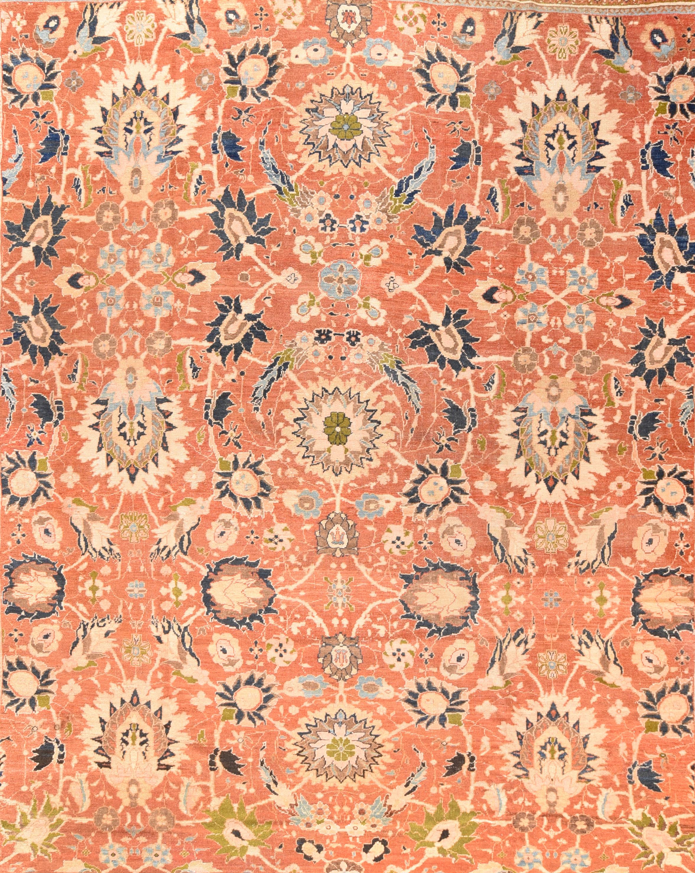 Tapis ancien Sultanabad 13'8'' x 14'6''. Le fond jaune rouille présente un motif à trois colonnes de rosettes dentelées au centre et flanquées de triples palmettes flamboyantes élaborées. Des palmettes plus petites, rehaussées de bleu marine,