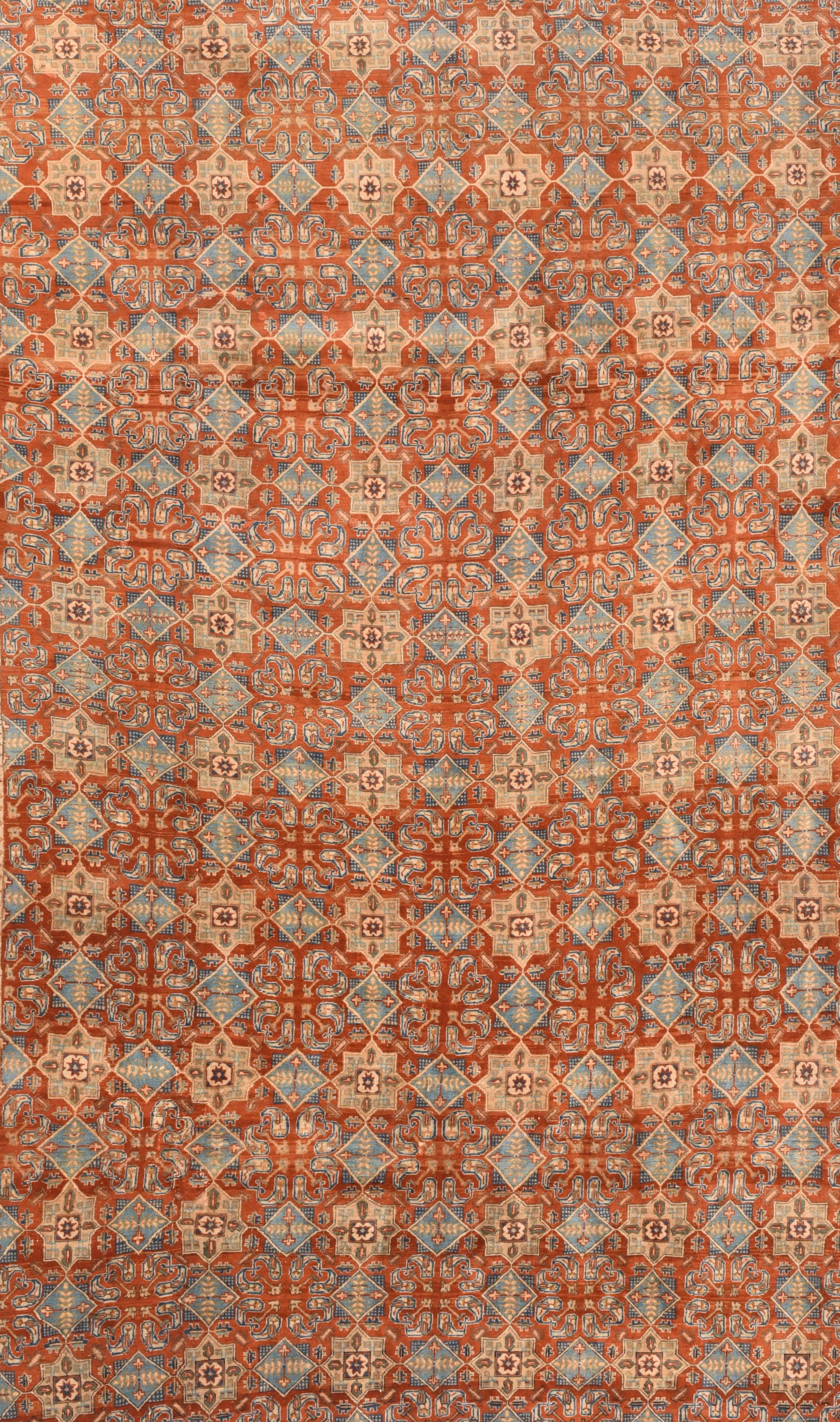 Tapis Tabriz ancien 6'9'' x 10'3''. Rouille, rouille, rouille. Le champ rouille présente un petit motif textile parfaitement équilibré composé d'octogrammes alternant avec des losanges à l'horizontale et à la verticale dans un quadrillage de 11 x