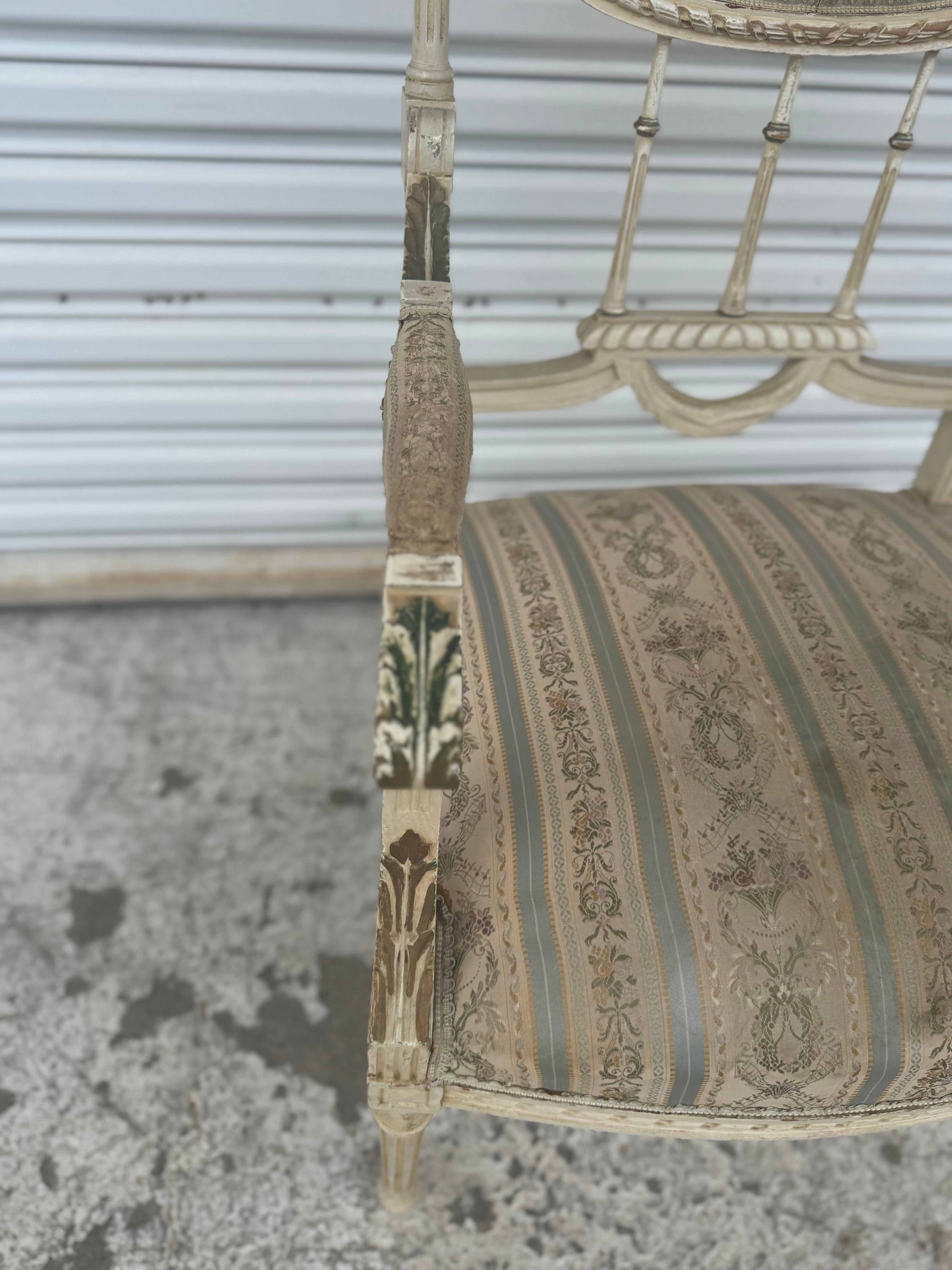 Diese Bergere ist im Louis XVI-Stil gehalten.
Es wurde im 19. Jahrhundert hergestellt.
Der Sockel ist detailliert geschnitzt und die Beine sind geriffelt.
Die Arme sind mit Akanthusdekorationen verziert.
Die Rückseite hat 3 kannelierte Spindeln, die