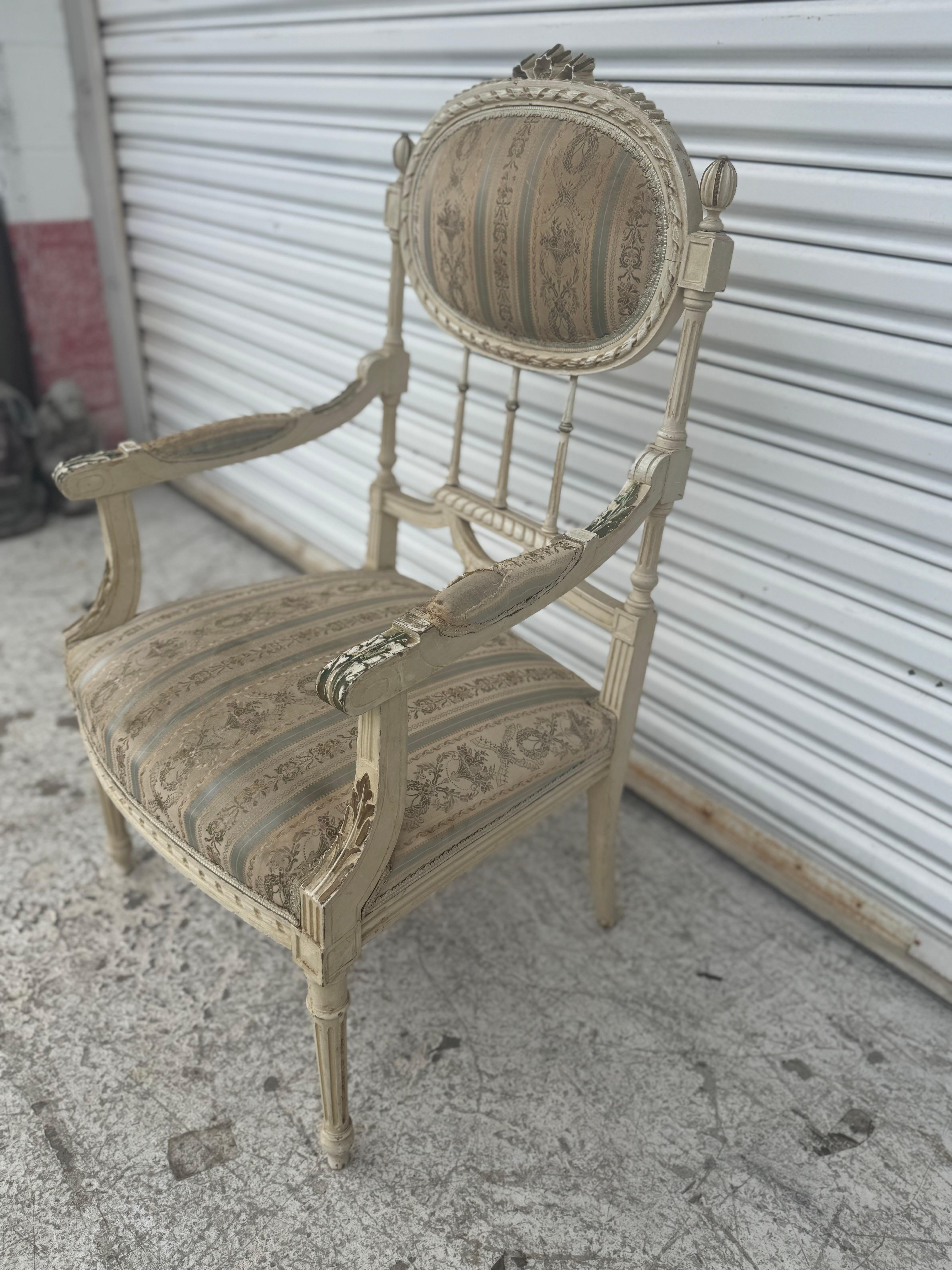 Antike handgemalte Louis XVI-Bergere aus dem 19. (Louis XVI.) im Angebot