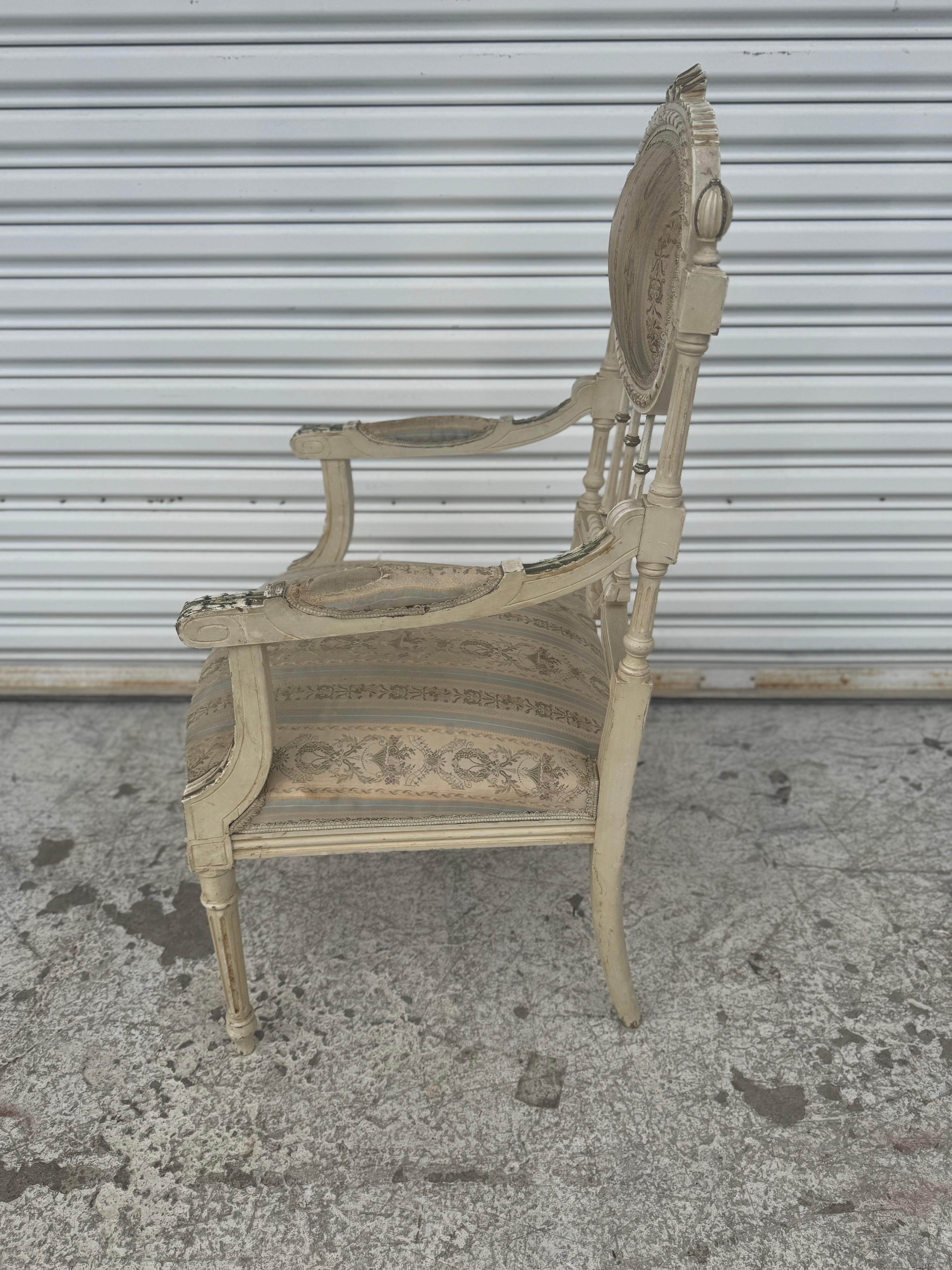 Antike handgemalte Louis XVI-Bergere aus dem 19. (Holz) im Angebot