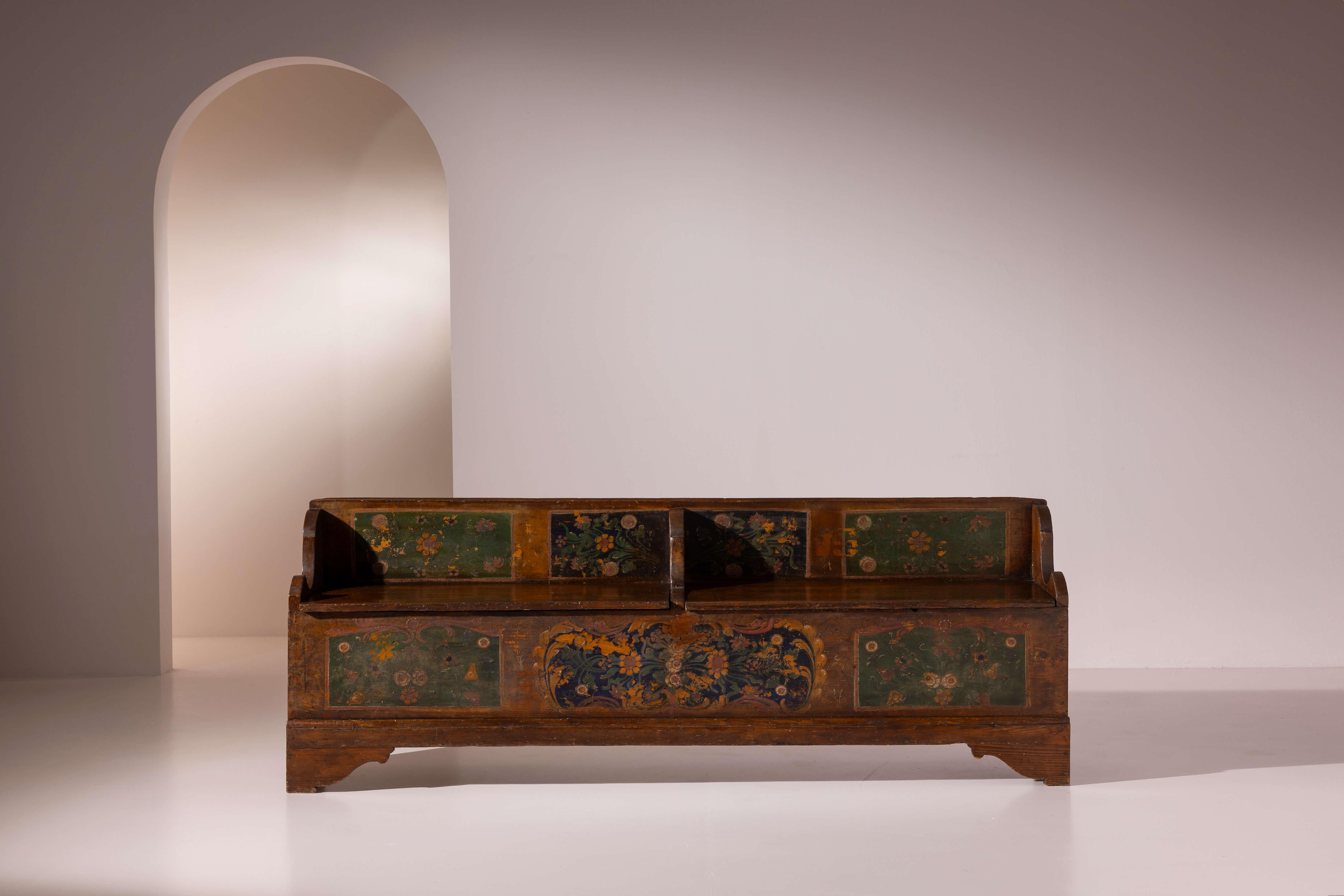Banco pintado del siglo XIX, probablemente de origen alpino. Un refinado ejemplo de mobiliario vernáculo en el que la funcionalidad se combina con una sensibilidad decorativa muy expresiva. Fabricado en madera de pino, se define por una estructura