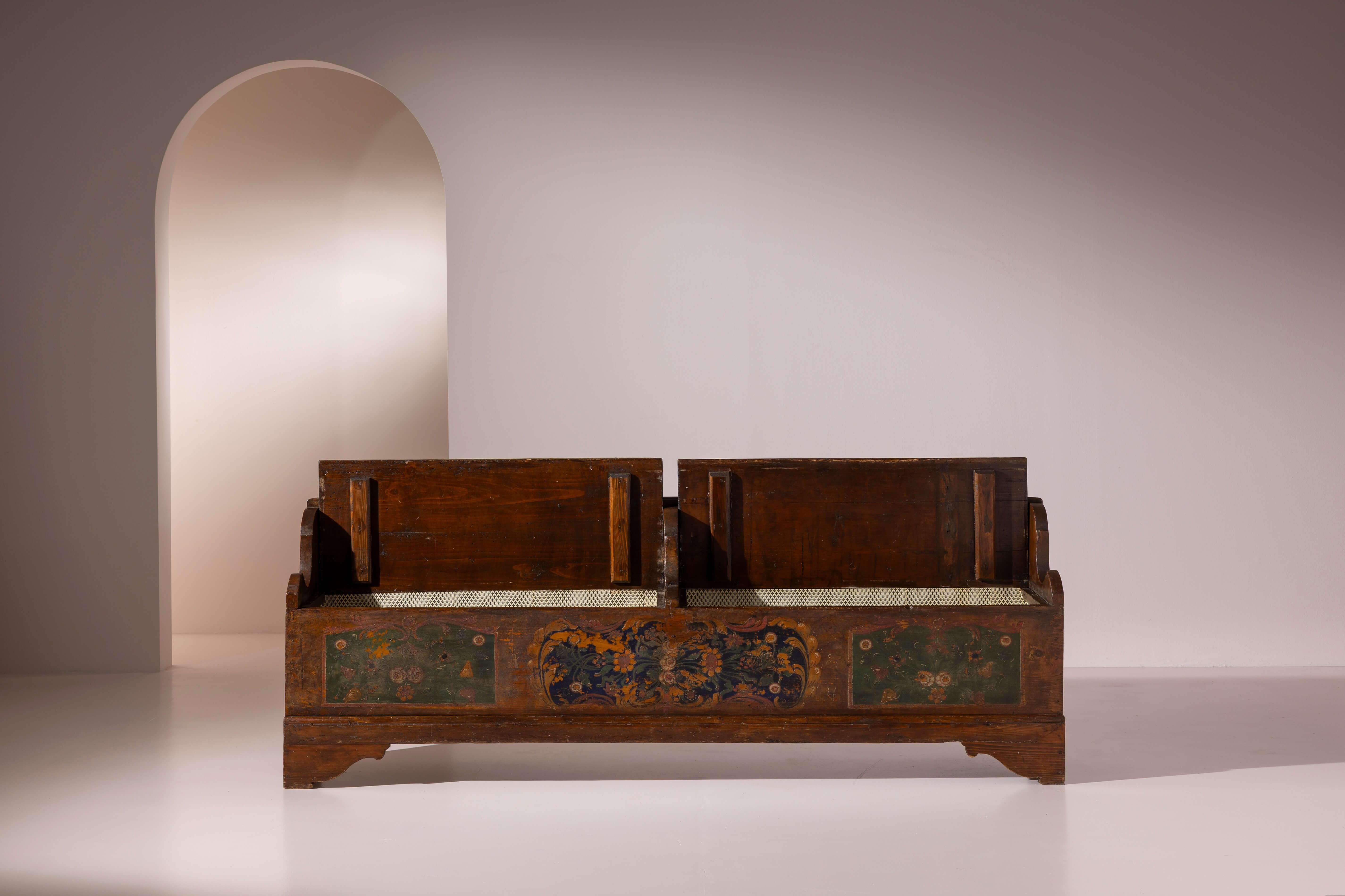 Antiguo banco pintado a mano con almacenaje, Italia, finales del siglo XIX Italiano en venta