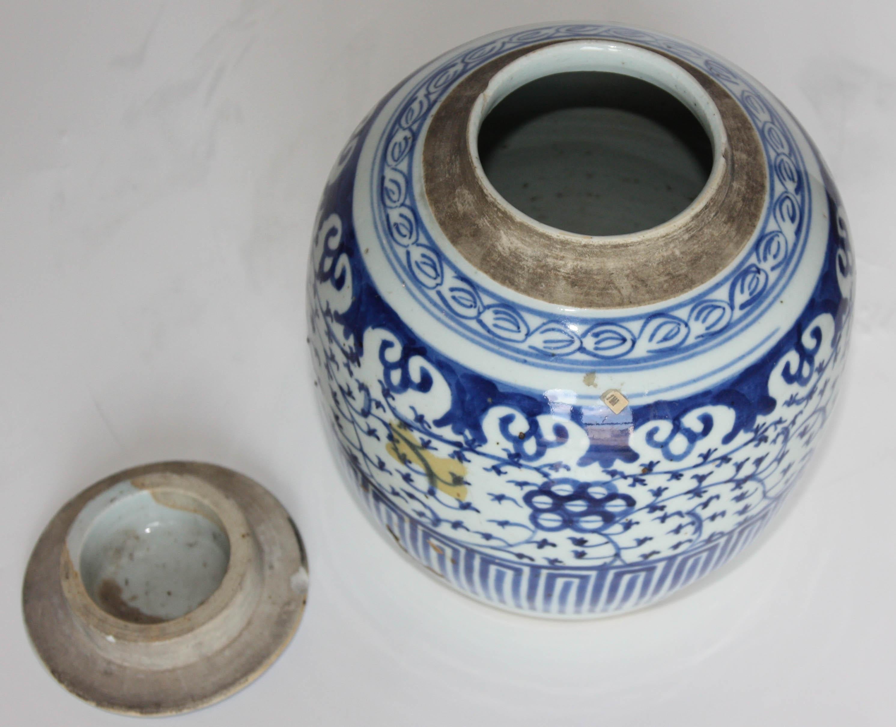 Antique Hand Painted Blue and White Chinese Ginger Jar In Fair Condition In San Antonio, TX