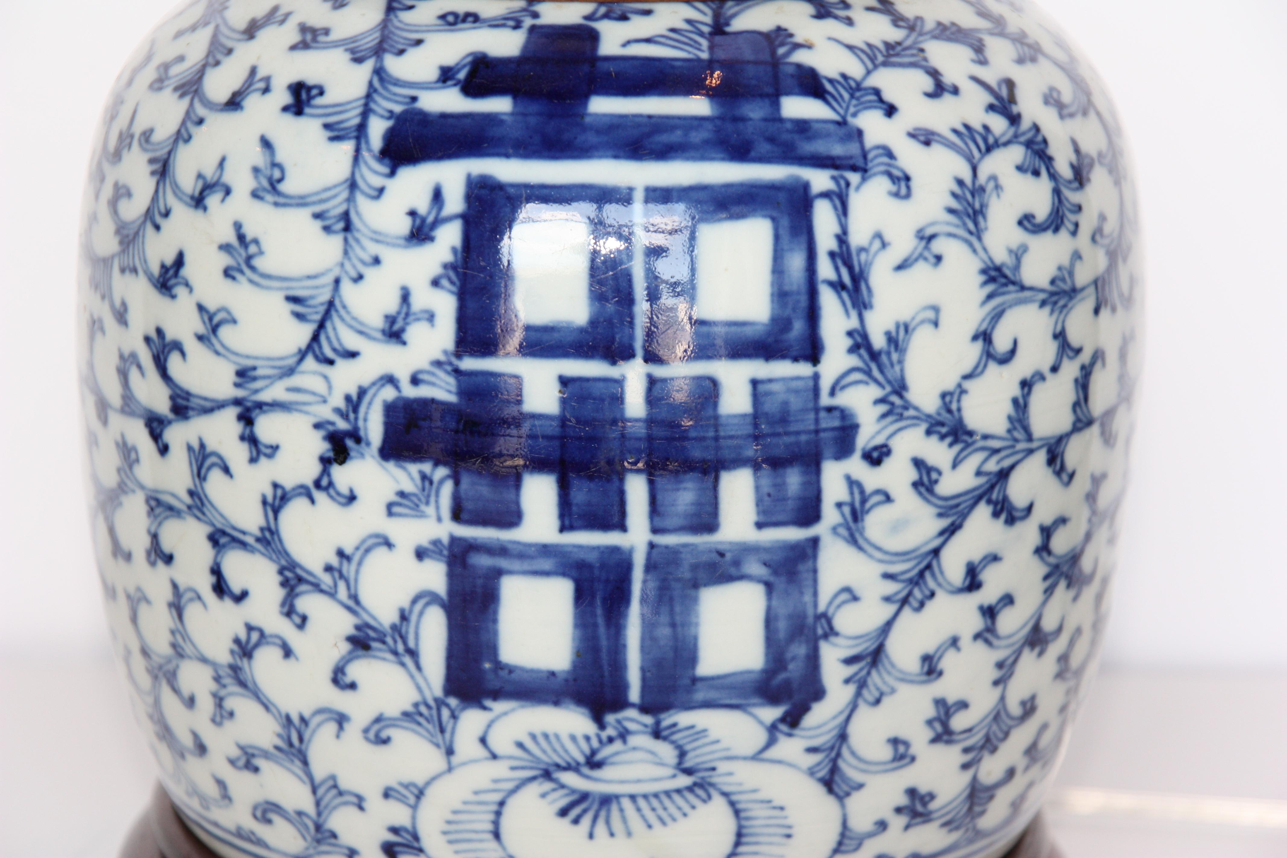 Antike handbemalte blaue und weiße Ingwerlampe mit handgefertigtem Seidenschirm (Chinesischer Export)