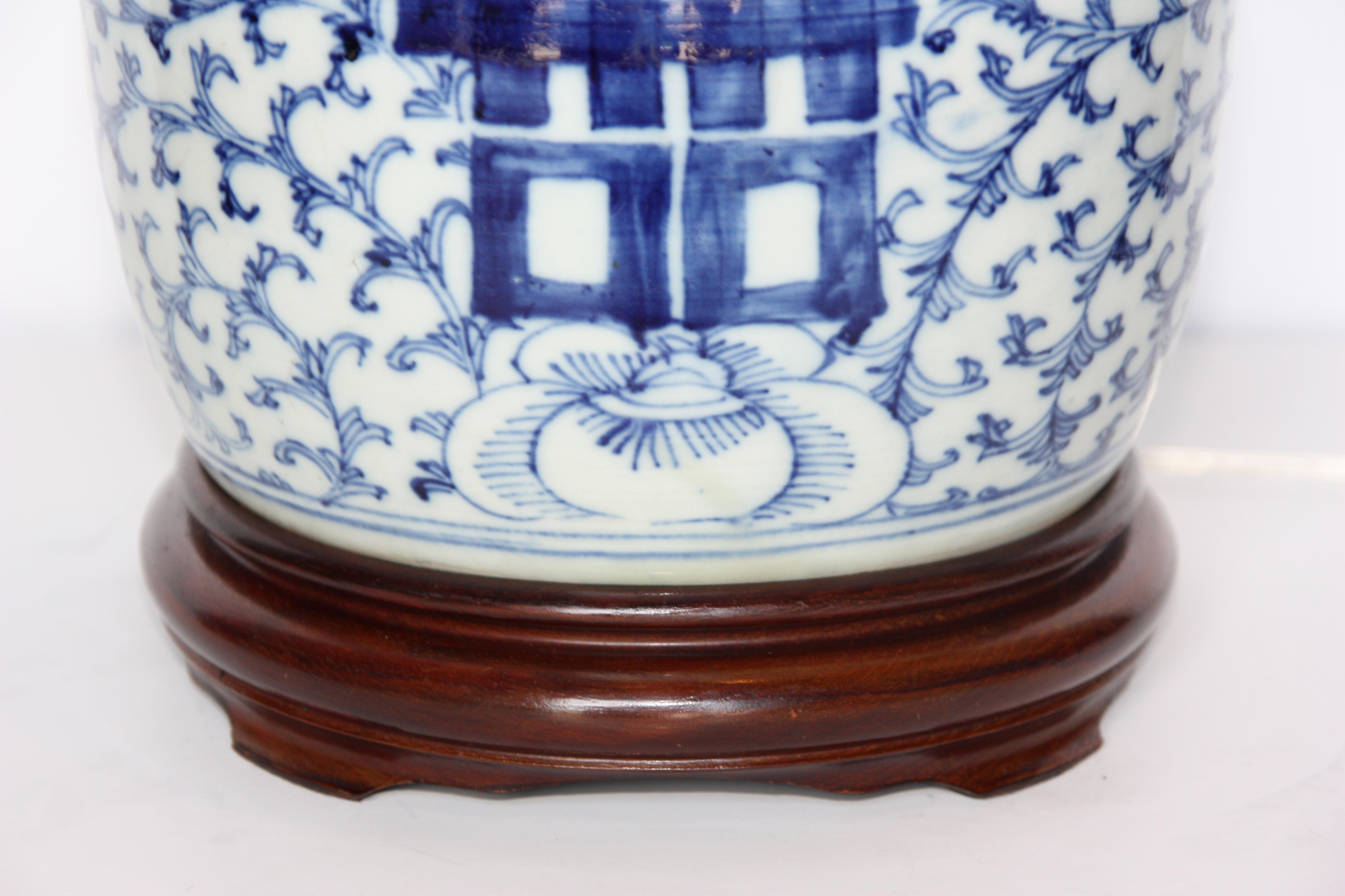 Antike handbemalte blaue und weiße Ingwerlampe mit handgefertigtem Seidenschirm (Chinesisch)
