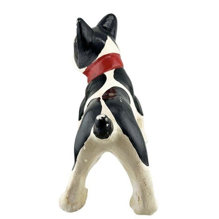 Bringen Sie zeitlosen Charme und Charakter in Ihr Zuhause mit dieser handbemalten Boston Terrier Hundestatue aus dem frühen 20. Jahrhundert. Die lebensecht modellierte Figur zeichnet sich durch exquisite Details aus - vom ausdrucksstarken Gesicht