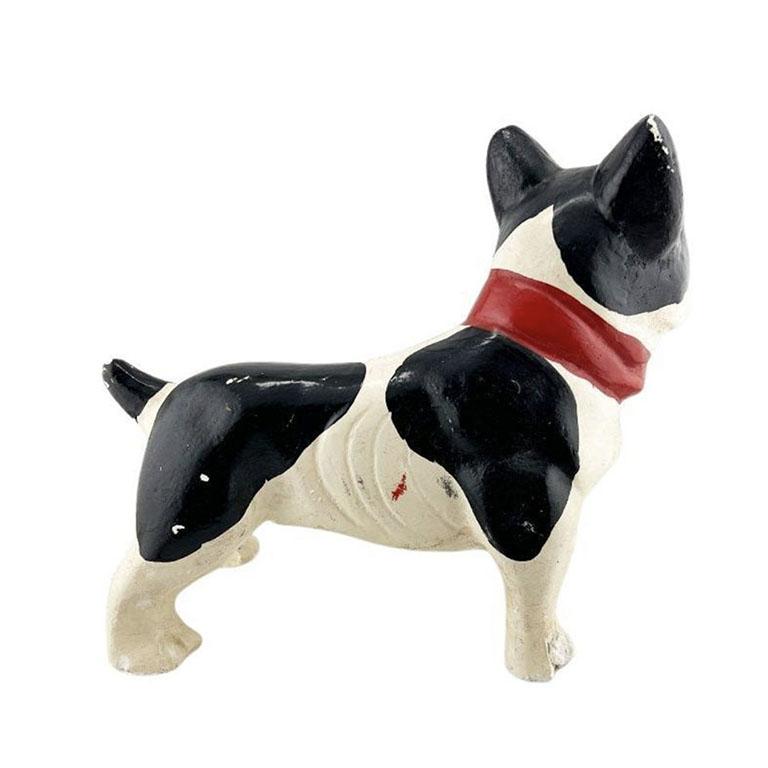Antike handbemalte Bostoner Terrier-Keramik-Hundestatue mit rotem Kragen (Volkskunst) im Angebot