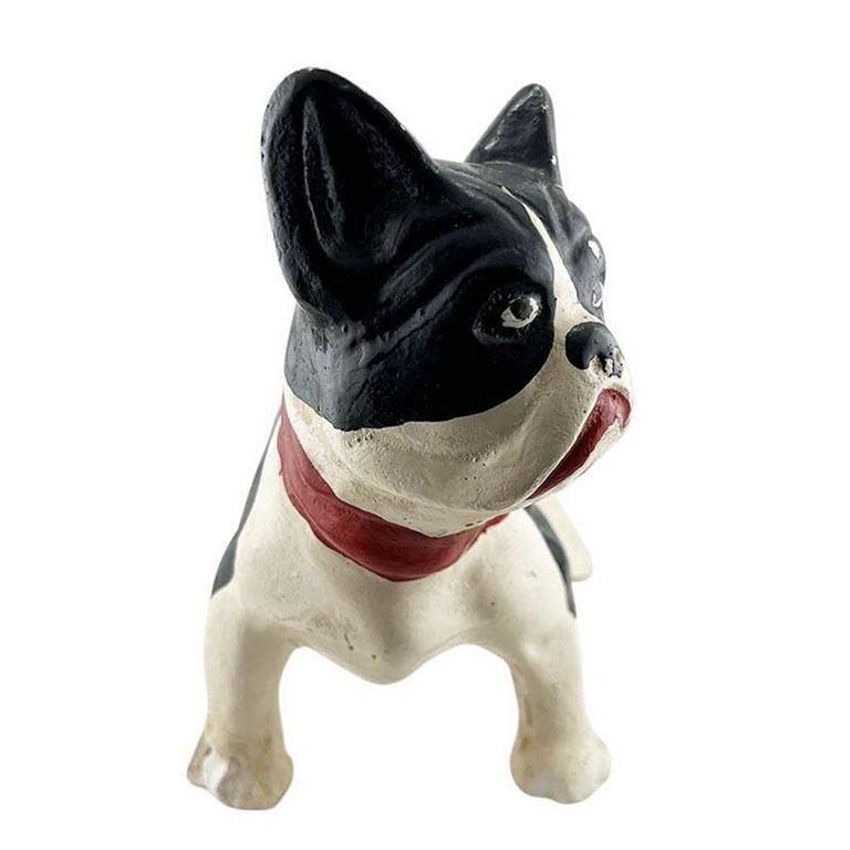 Antike handbemalte Bostoner Terrier-Keramik-Hundestatue mit rotem Kragen (amerikanisch) im Angebot