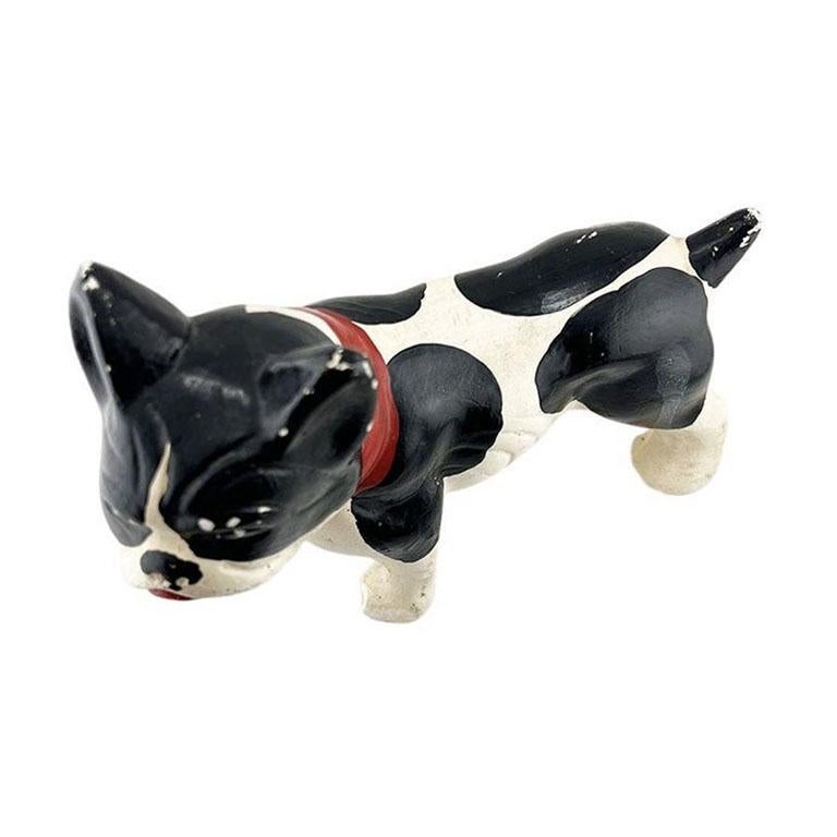 Antike handbemalte Bostoner Terrier-Keramik-Hundestatue mit rotem Kragen (20. Jahrhundert) im Angebot