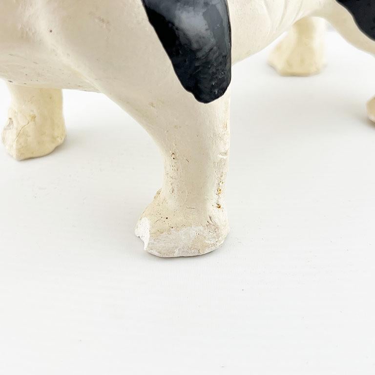 Antike handbemalte Bostoner Terrier-Keramik-Hundestatue mit rotem Kragen im Angebot 1