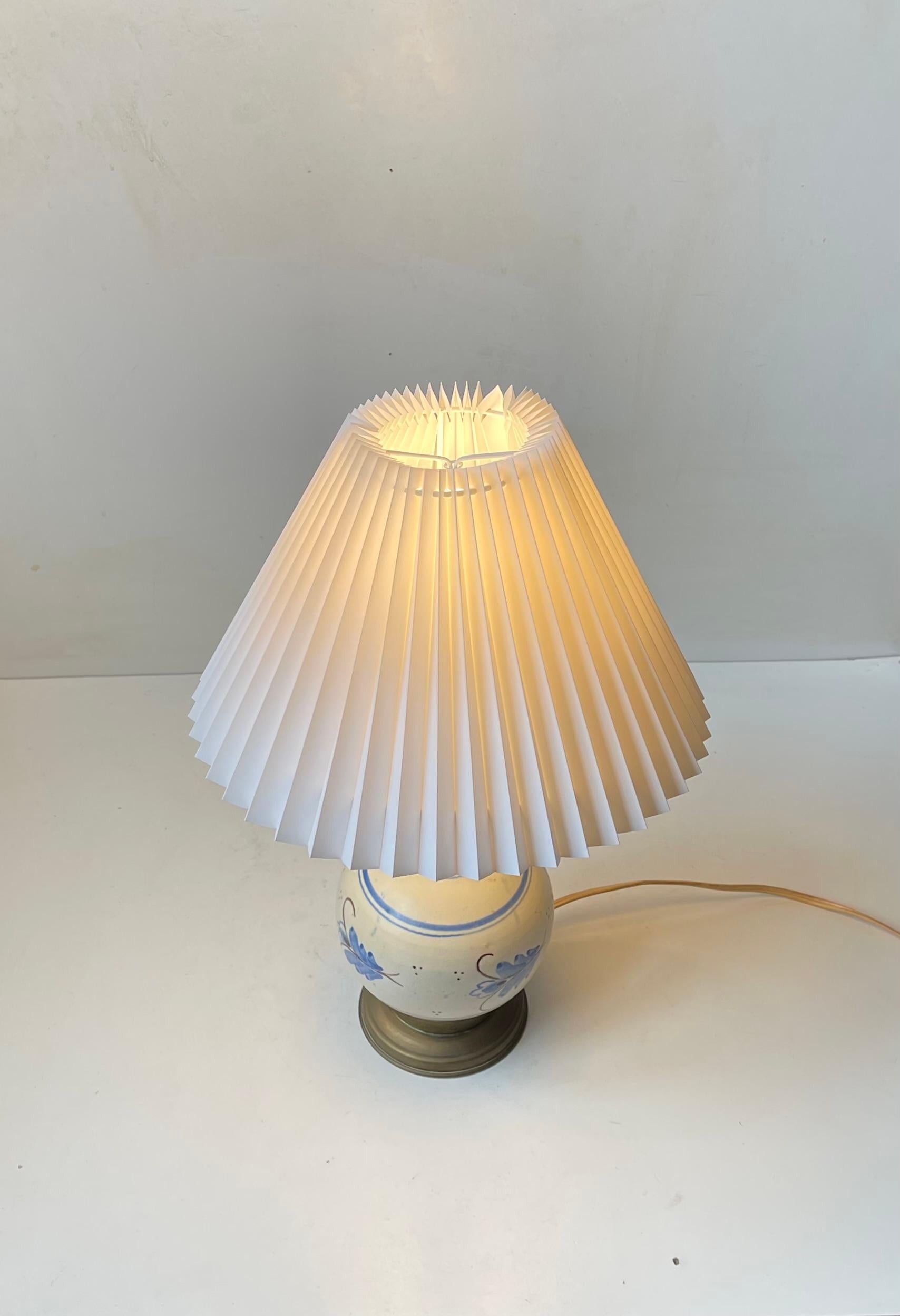Dipinto a mano Lampada da tavolo antica in ceramica dipinta a mano di Danico, anni '20 in vendita