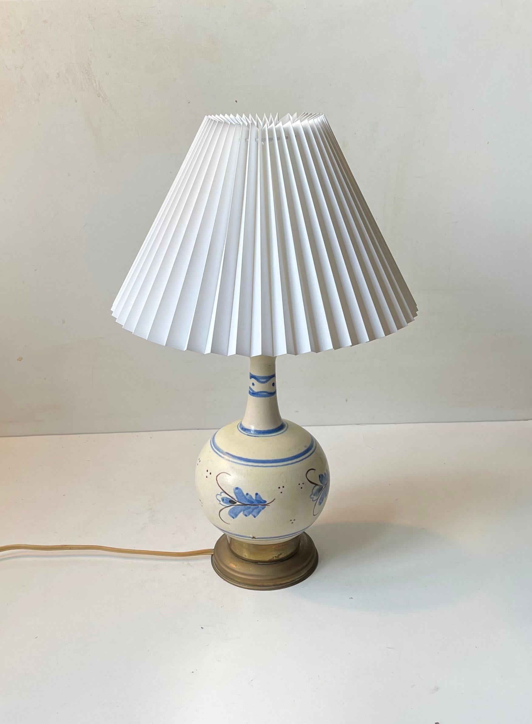Lampada da tavolo antica in ceramica dipinta a mano di Danico, anni '20 In condizioni buone in vendita a Esbjerg, DK