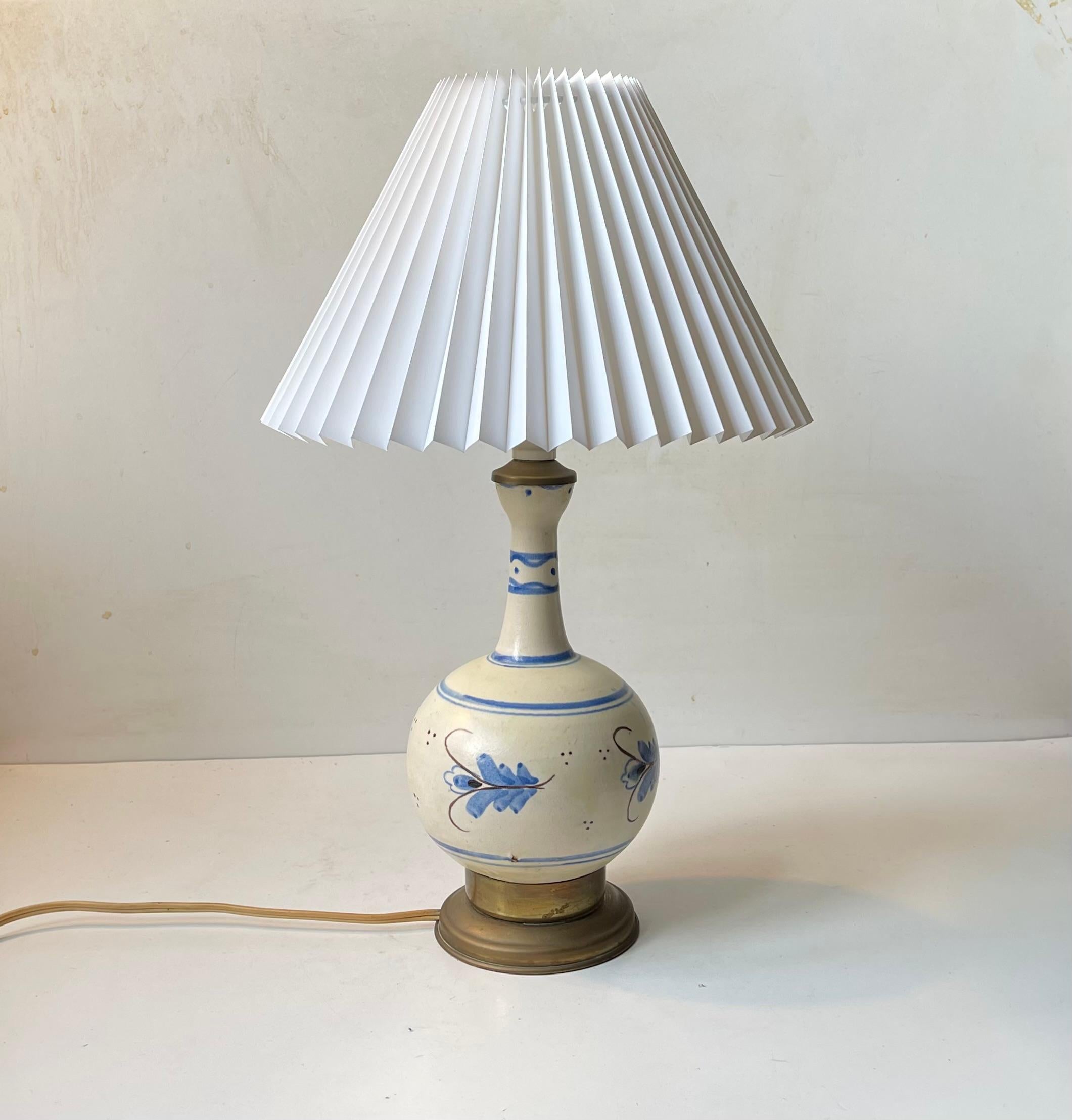 Ottone Lampada da tavolo antica in ceramica dipinta a mano di Danico, anni '20 in vendita