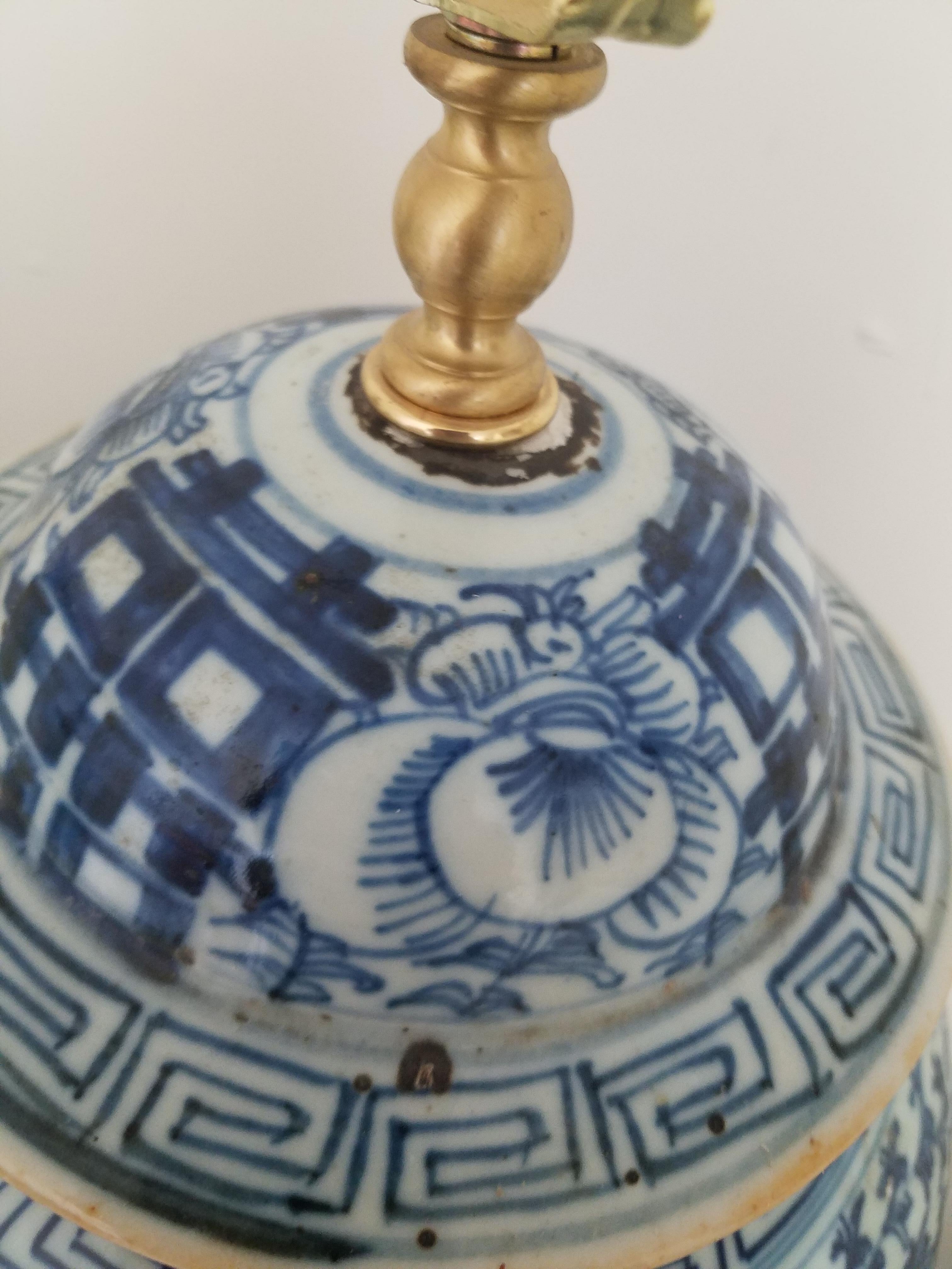 Grande jarre de temple ancienne en porcelaine chinoise bleue et blanche servant de lampe. Monté sur un support en bois asiatique. hauteur de 25 pouces au sommet de la douille, serait d'environ 32 pouces avec une ombre appropriée,

vers 1900.
 