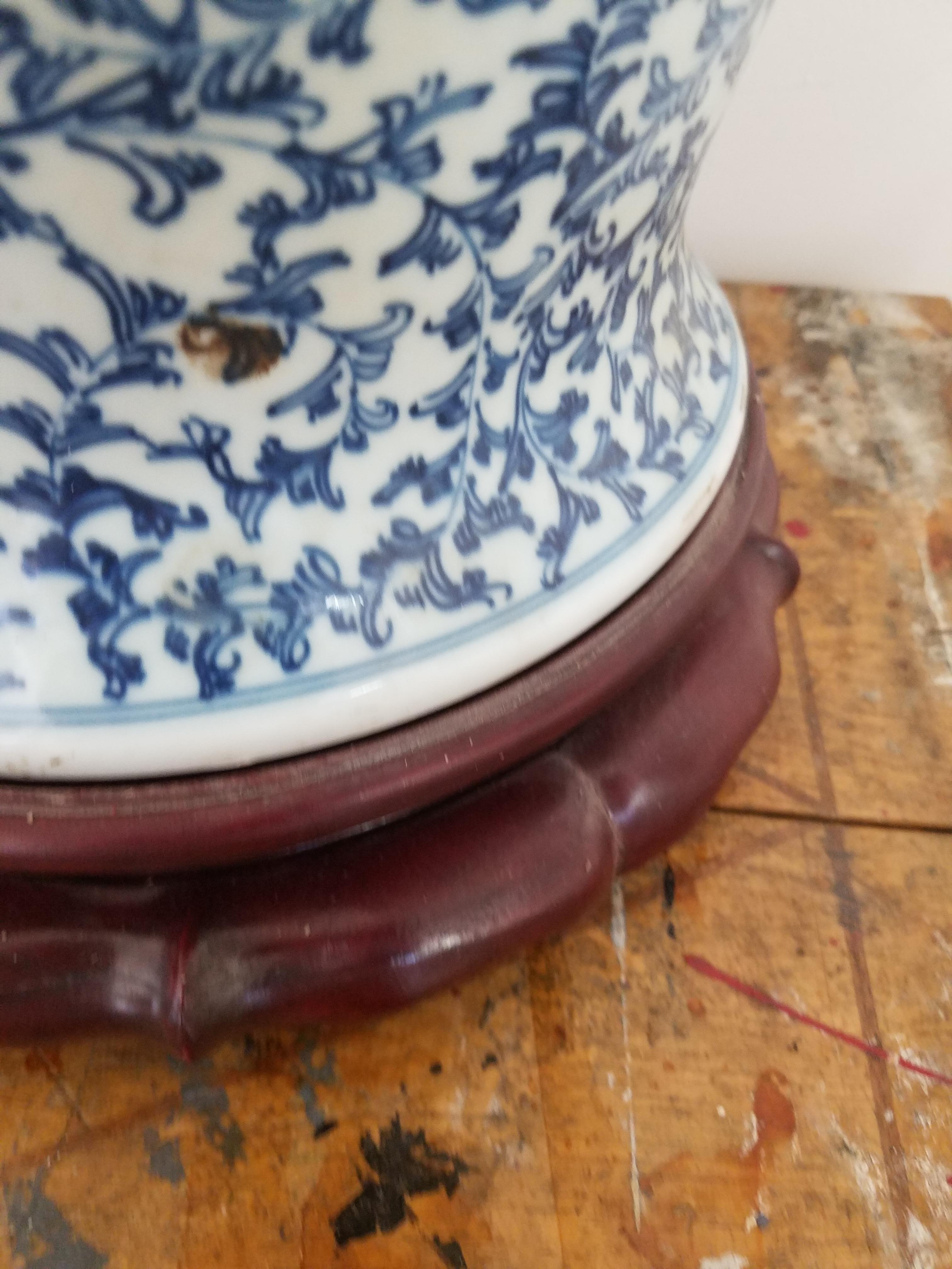Peint à la main Lampe ancienne en porcelaine chinoise peinte à la main en vente