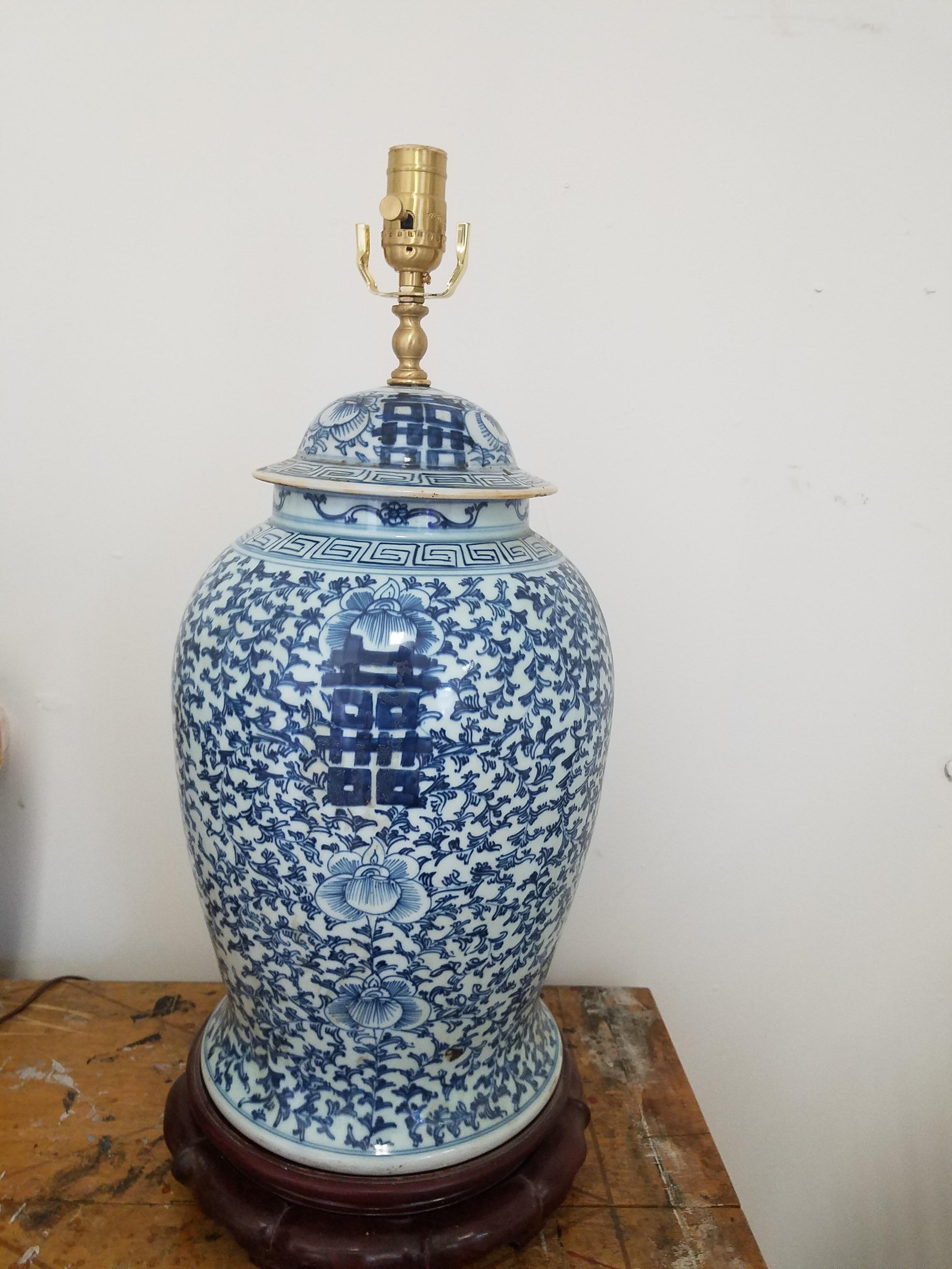 Lampe ancienne en porcelaine chinoise peinte à la main Excellent état - En vente à Lambertville, NJ
