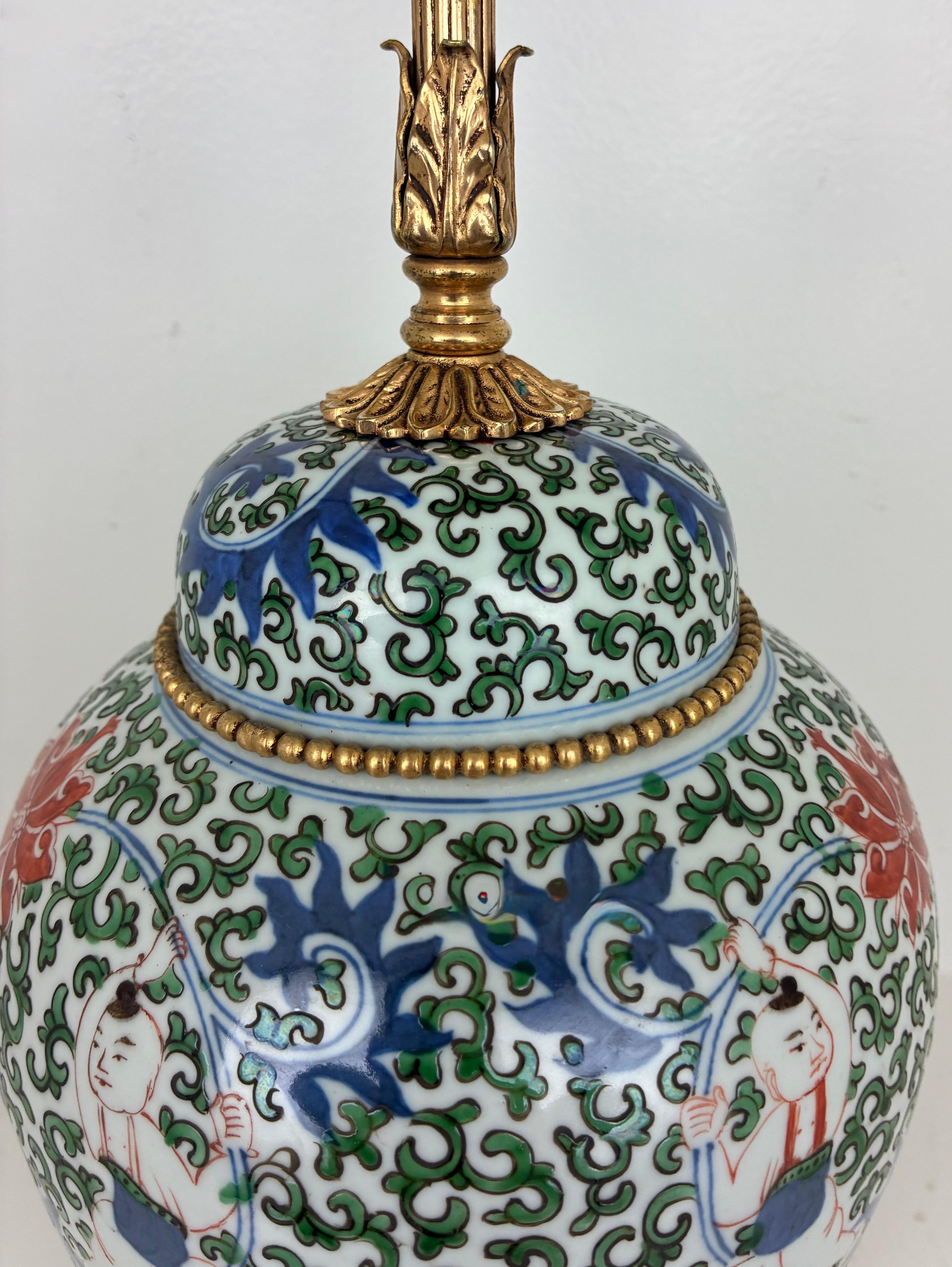 Exportation chinoise Lampe ancienne en porcelaine chinoise peinte à la main avec montures en métal doré en vente